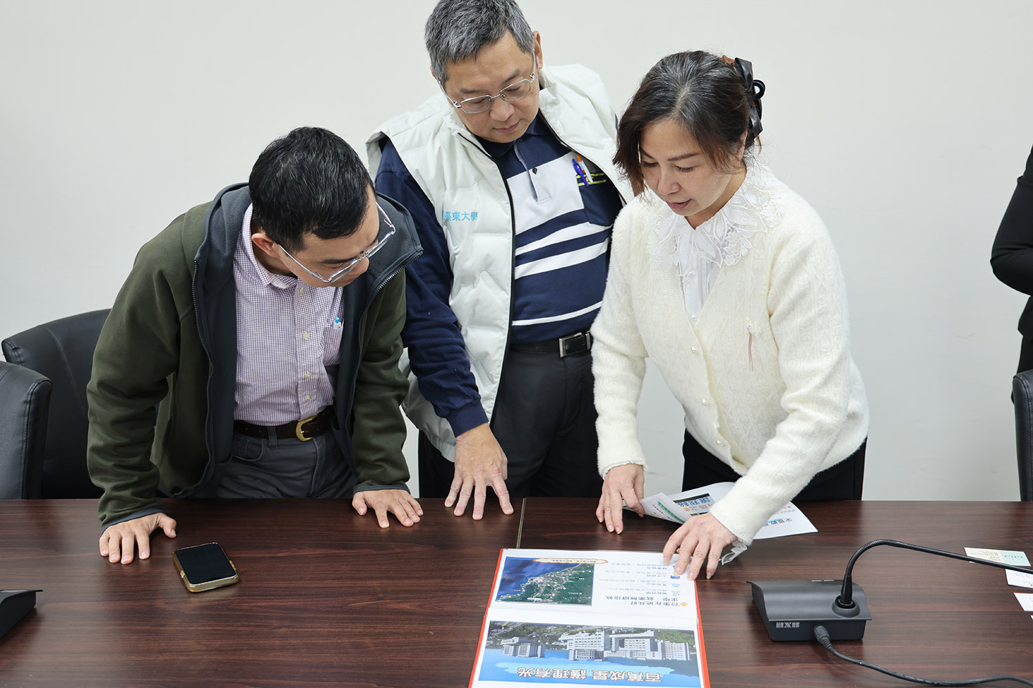 花蓮慈院護理部主任鍾惠君(左)向臺東大學副校長胡焯淳(中),分享「百萬成星‧護理有光」育才深耕計畫。
