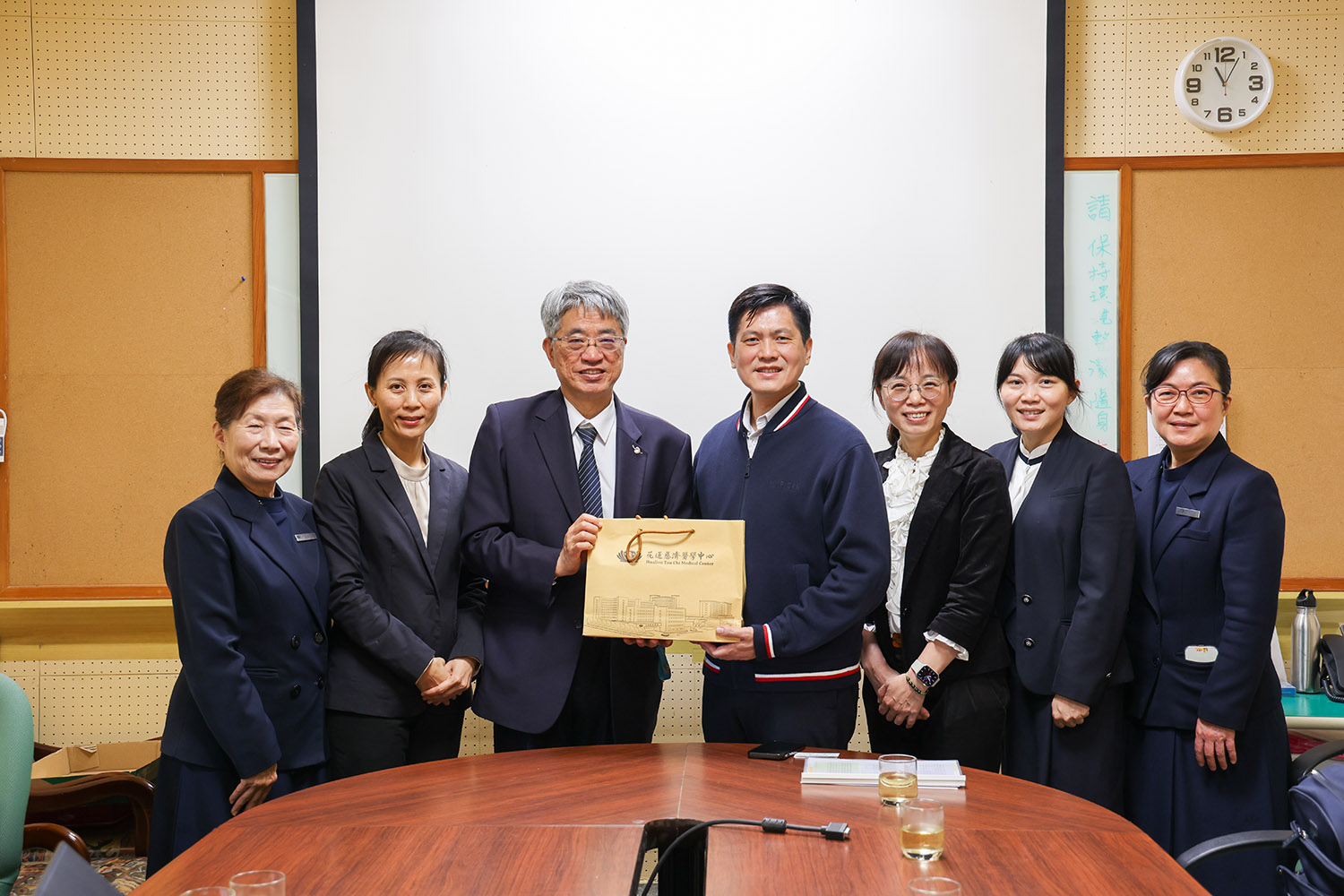 花蓮慈院副院長暨慈濟大學副校長陳宗鷹(左三)與團隊花蓮慈院人資室主任劉曉諭(左二)、護理部副主任呂基燕(右三)、慈大護理科主任郭育倫(右二)拜訪宜蘭縣教育處處長陳金奇(右四)就護理人才培育及跨縣市合作方向交流。