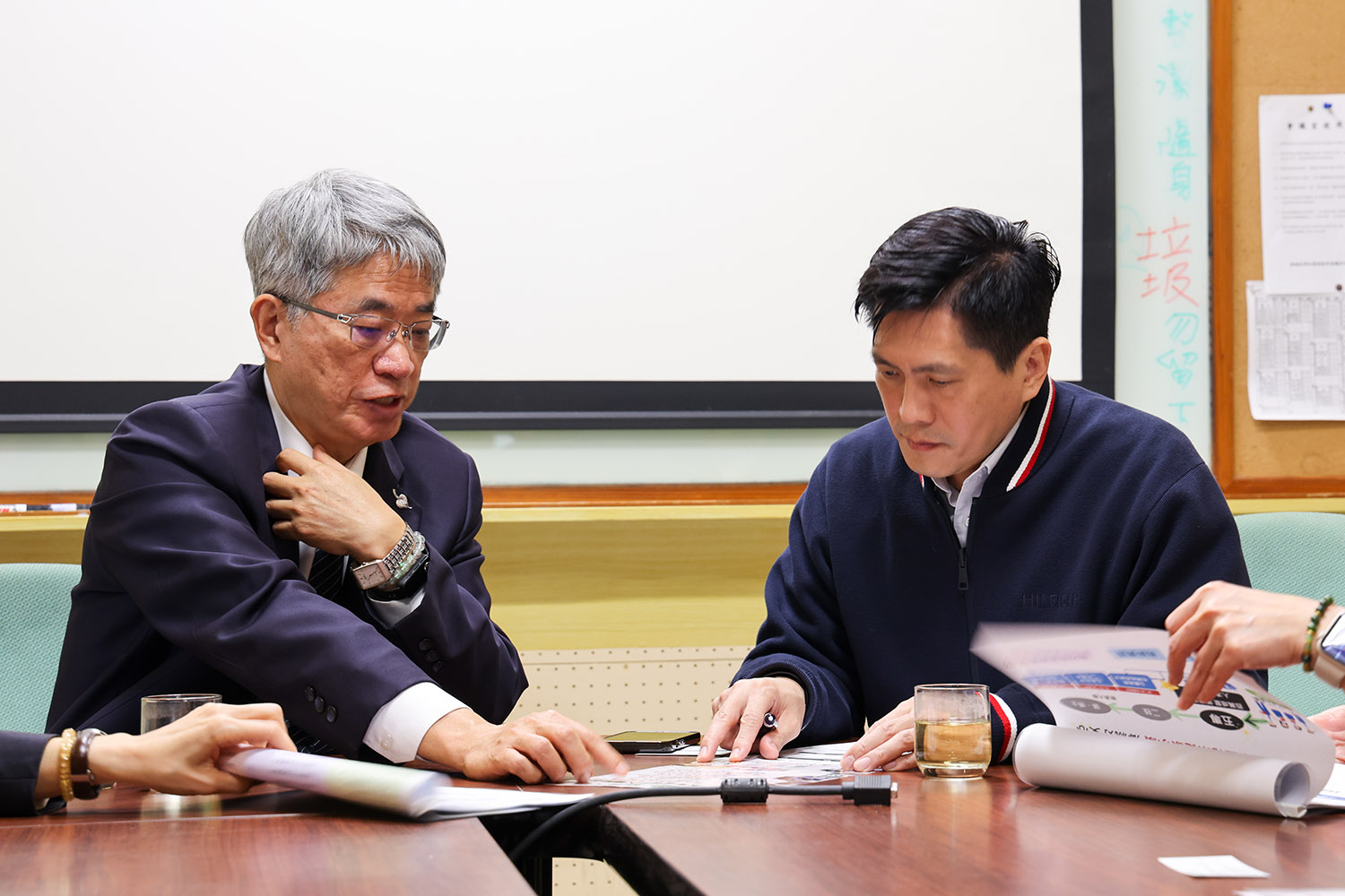 花蓮慈院副院長暨慈濟大學副校長陳宗鷹(左)向宜蘭縣教育處處長陳金奇(右)分享院校連結與完整培育制度的實務經驗。