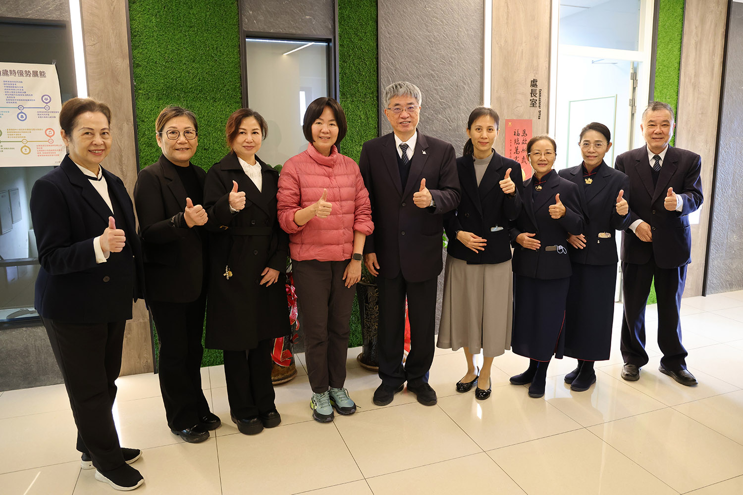 花蓮慈濟醫院與慈濟大學啟動「百萬成星‧護理有光」育才深耕計畫,並將行動延伸至臺東,花蓮慈院包括顧問王棋(左二)、護理部主任鍾惠君(左三)、人力資源室主任劉曉諭(右四)、人資室高專李宜芳,以及花蓮慈院副院長暨慈濟大學副校長陳宗鷹(右五)、慈濟大學護理學院院長彭台珠(左一)等團隊拜會臺東縣政府教育處處長蔡美瑤(左四)。