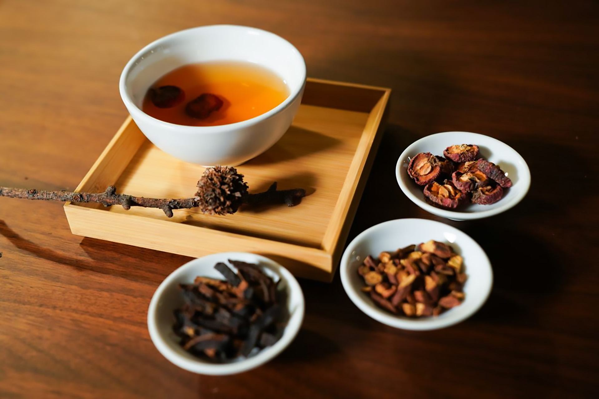 林亞萱中醫師分享山楂、陳皮、炙甘草為主材料的「消食順氣茶」,可作為飲食調整的輔助選擇。