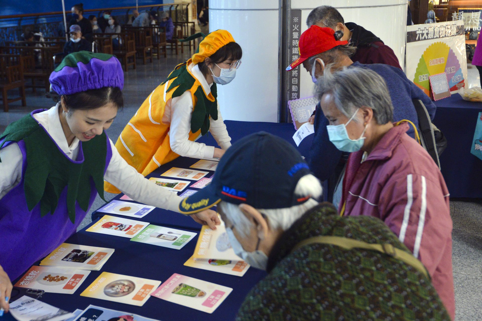 現場設置闖關攤位,透過食物圖卡與情境問答,引導民眾辨識日常飲食中隱藏的糖與醣。