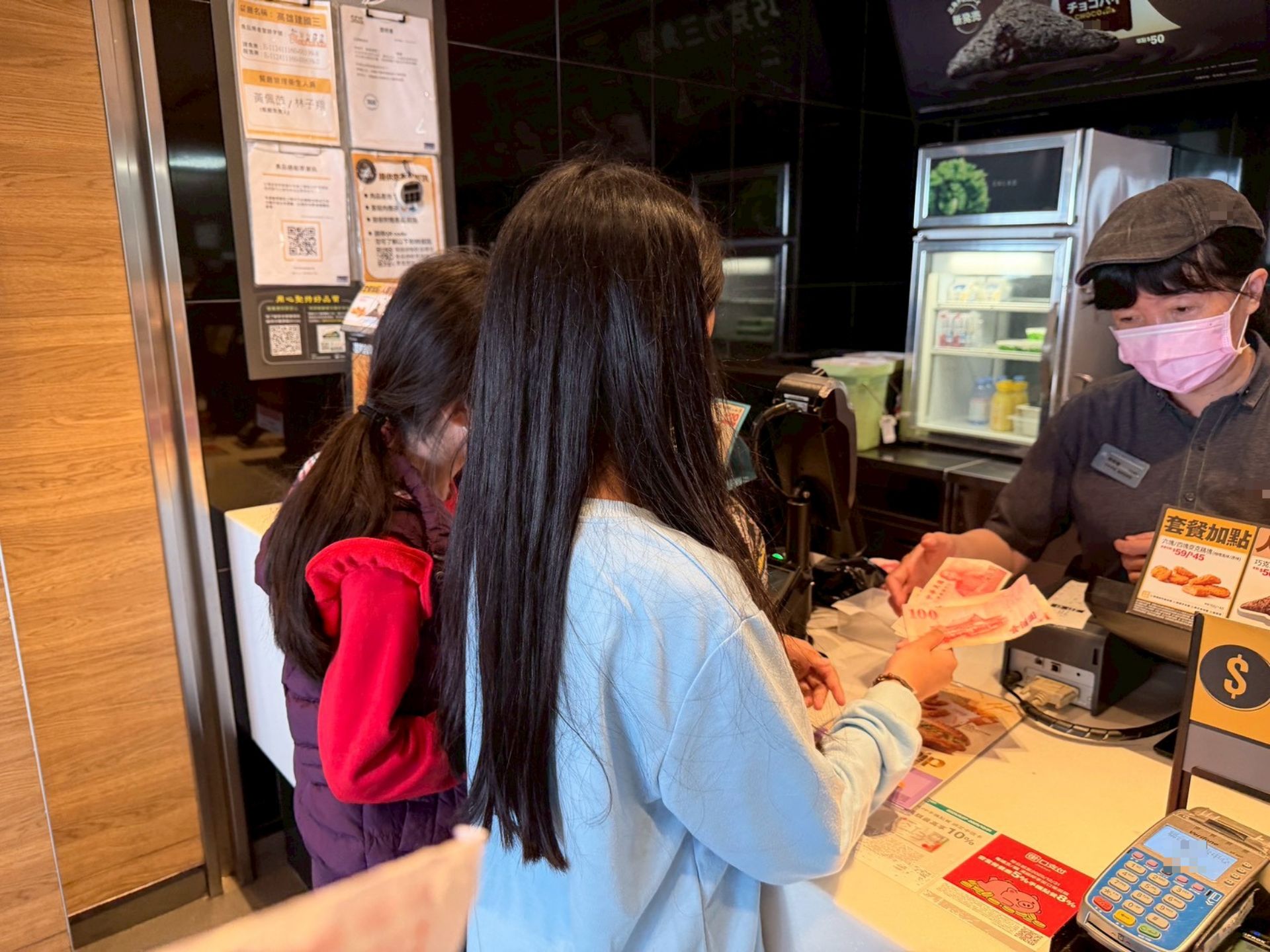 午餐時,社工讓姊妹自行點餐付款,練習獨立應對日常生活場景。(台灣世界展望會提供)