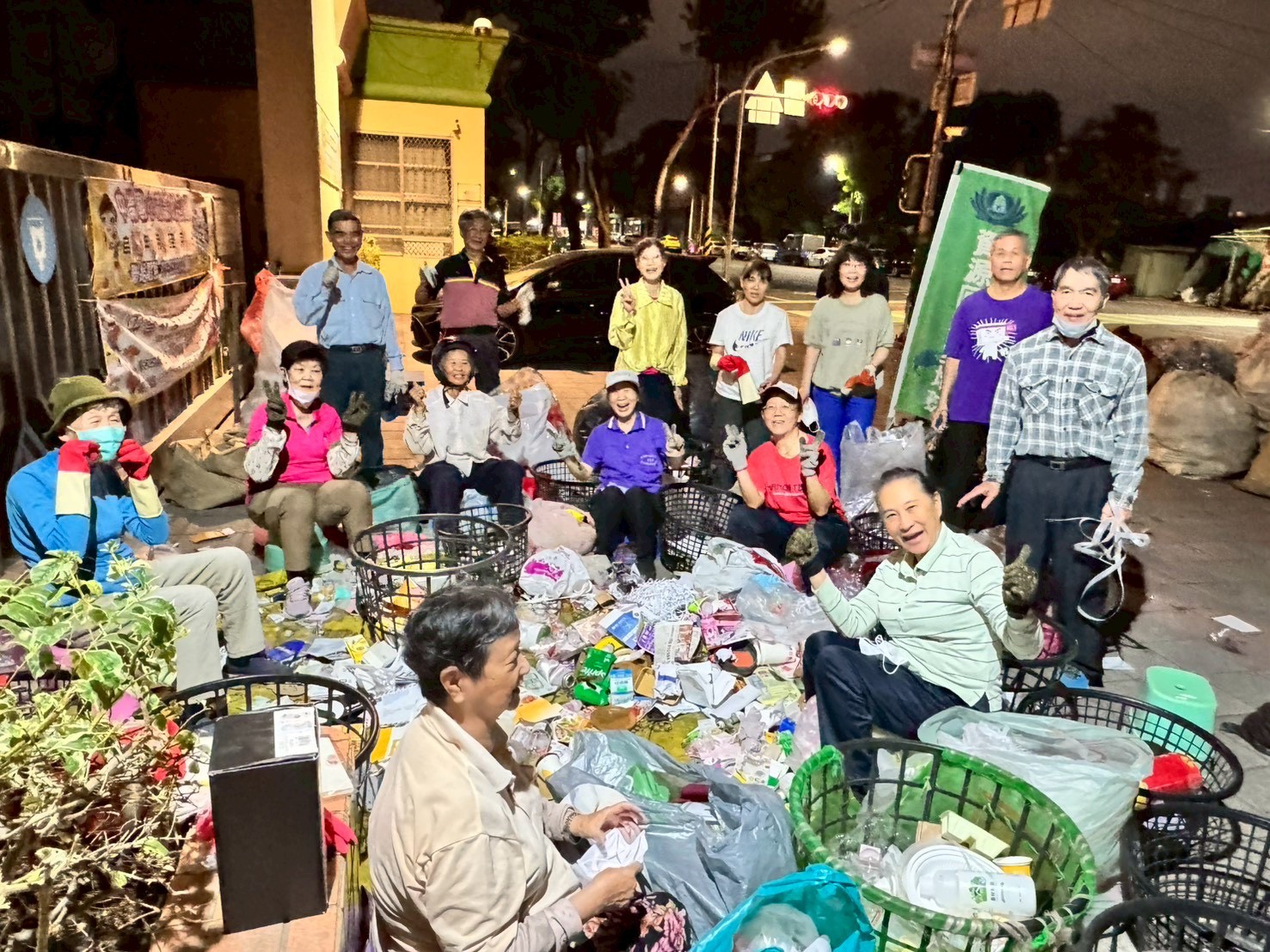 2月25日這天為農曆大年初九,民俗上稱「天公生」,慈濟鳳山新甲和氣中崙社區的慈濟環保志工們,以最樸實的方式慶祝這個傳統節日。