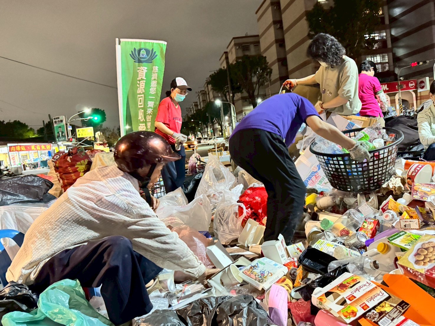 不是燃放鞭炮、張燈結綵,而是默默走入巷弄,以雙手守護地球環境,將愛推進社區的每一個角落。