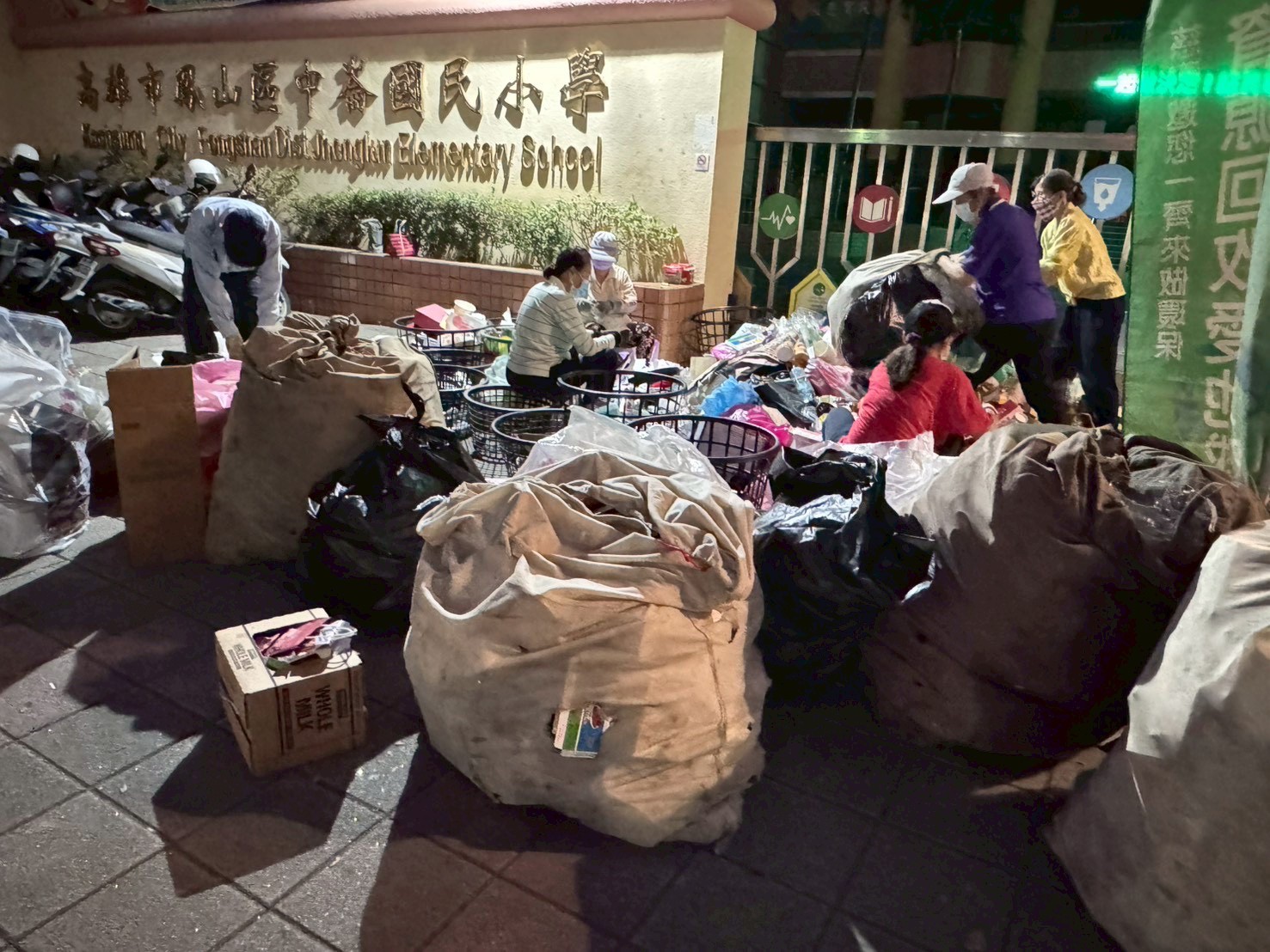 這場「新春守護大地的願心」活動,於鳳山中崙國小展開,展現了慈濟志工長年如一的堅定心念。
