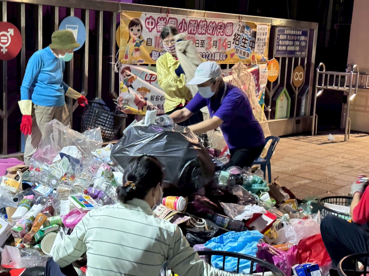 大年初九天公生,傳統上是向天公祈福的日子。而在鳳山中崙社區,慈濟環保志工以最樸實的方式慶祝,不求熱鬧,只求守護。