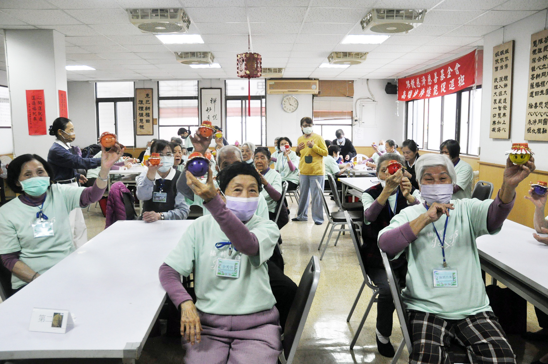 「高雄楠梓憶能促進班」學員齊聚慈濟高雄楠梓聯絡點，以健康促進方式揮別2025、迎接2026年。