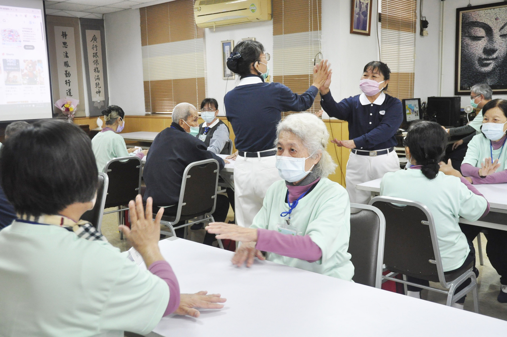 活動團隊志工陳秋月、鄭美容帶來充滿趣味的「拍桌舞」，學員兩人一組跟著節奏拍桌、交叉、黏手，笑聲與歌聲交織，腦力與肢體同時被激發。