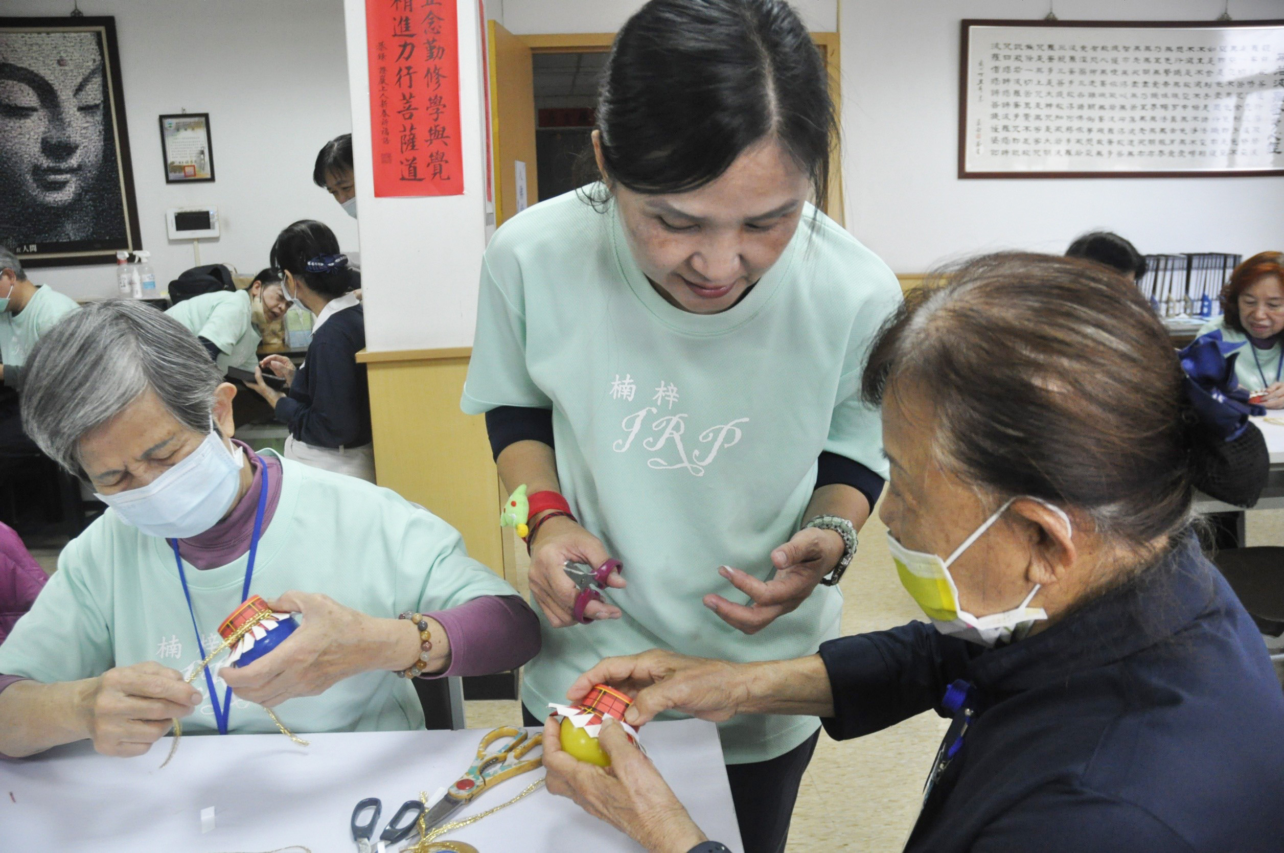 學員們動腦動手，製作獨一無二的「帽子彩球」。