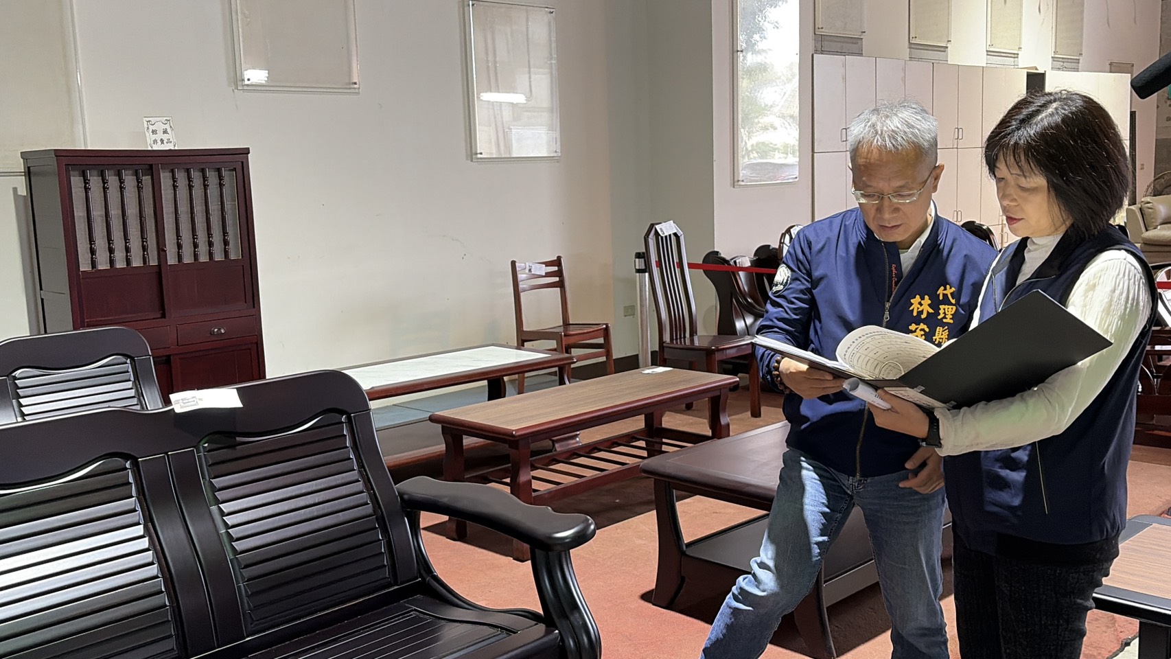 代理縣長及環保局局長一同參閱商品目錄