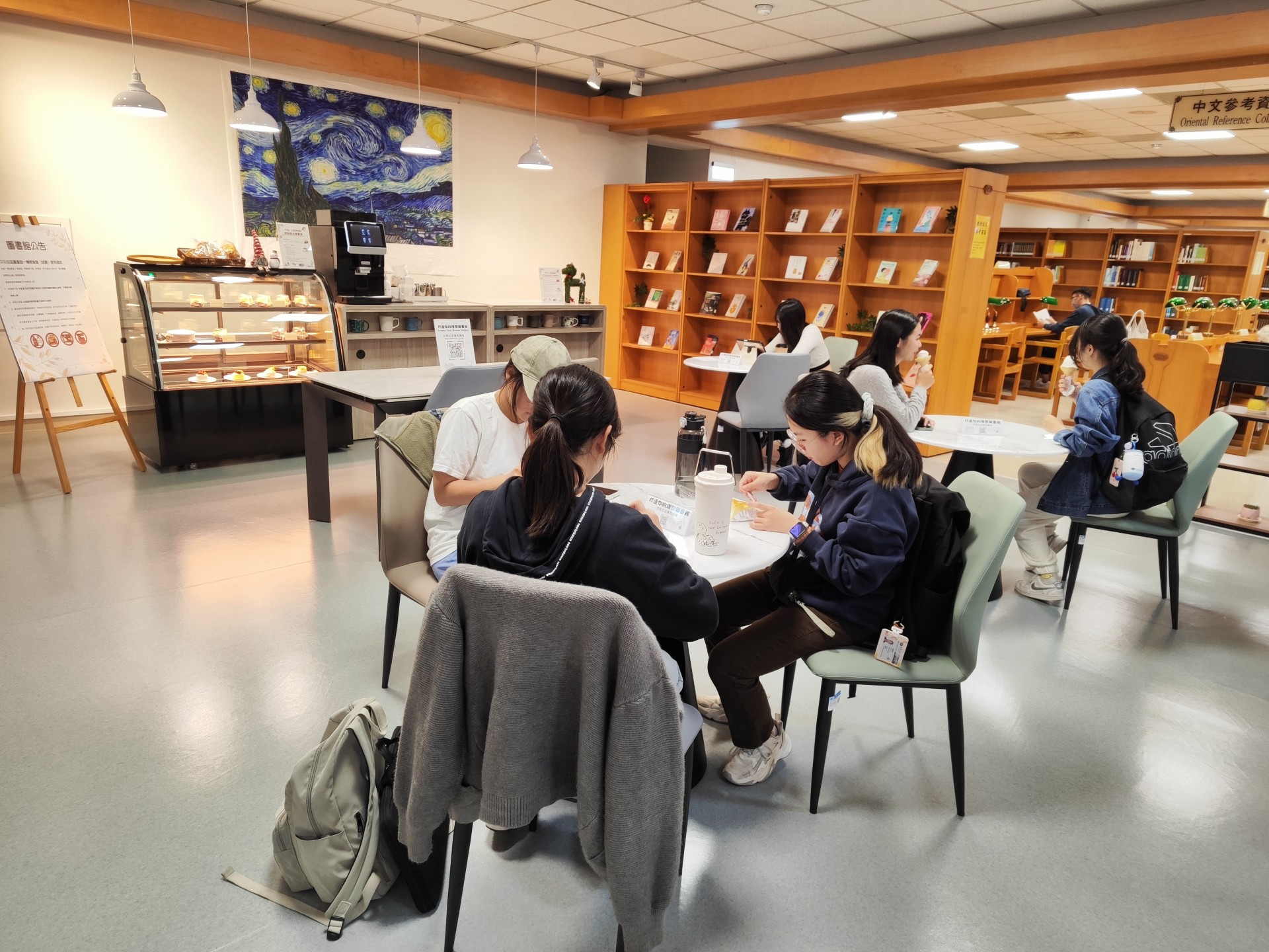 圖書館新書展示區不僅 展示最新書籍,也首次加入「咖啡輕食服務」