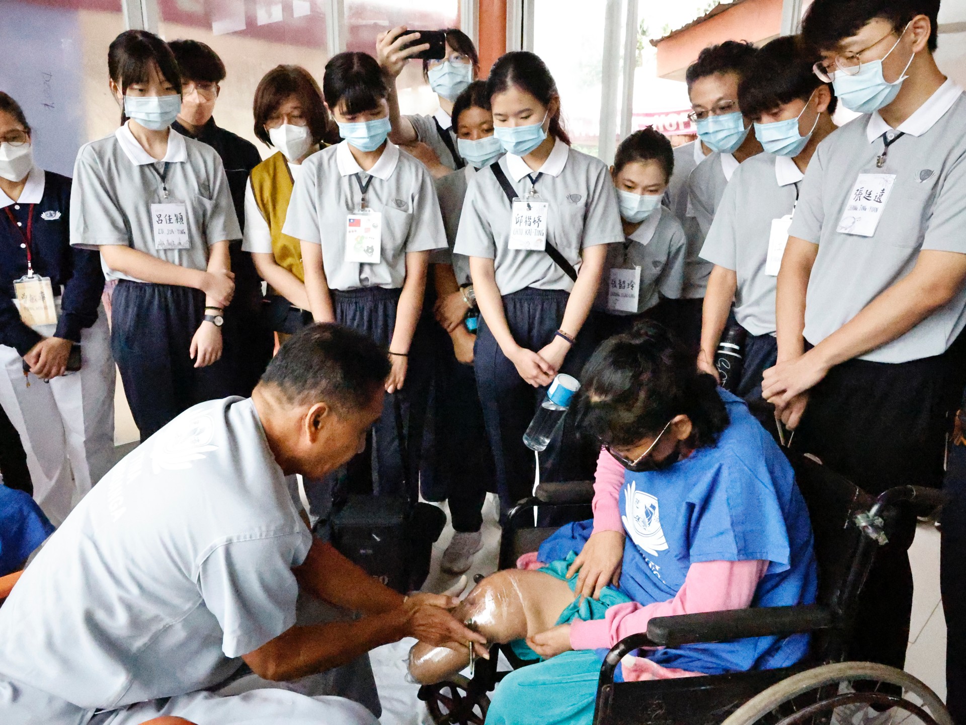 慈大鼓勵學生參與服務學習,學生們不僅學到專業技術,更看見了人們在逆境中仍能微笑