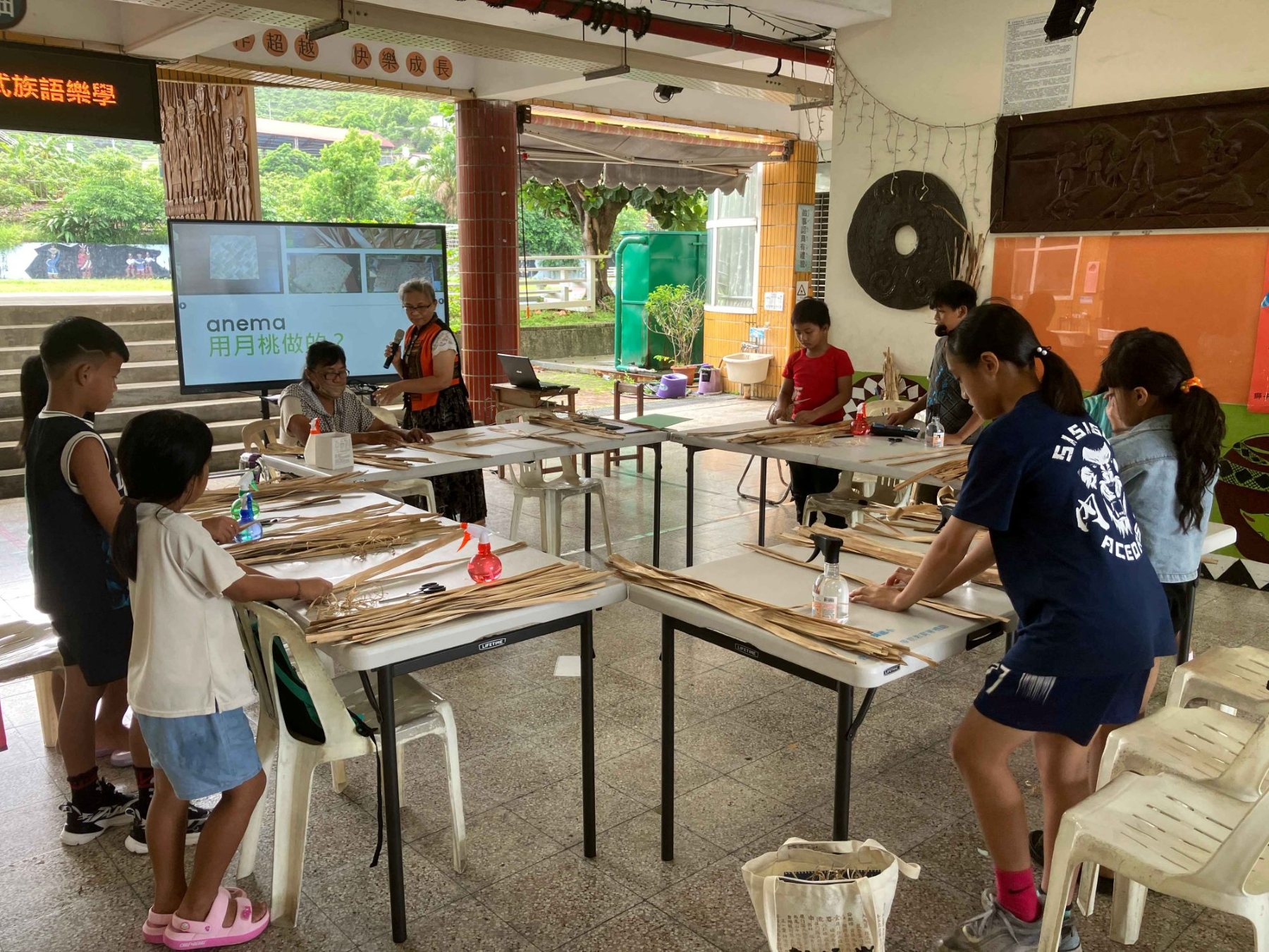 屏東縣內獅國小「月桃葉編織體驗」,同時教授與月桃葉編織相關之族語詞彙