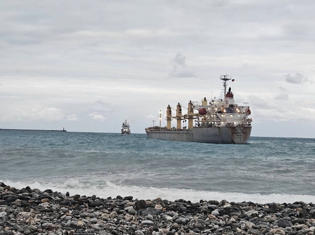 救難拖船順利協助「通鴻輪」完成浮揚脫淺，拖帶進入花蓮港