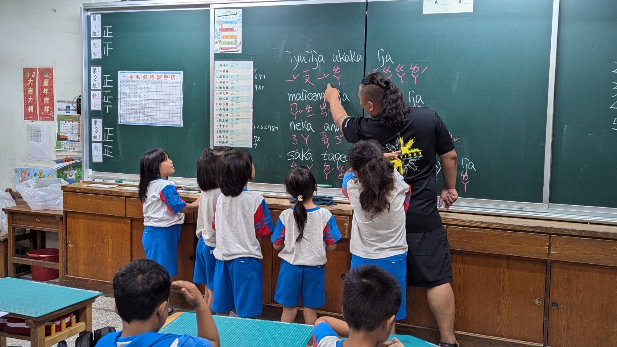 屏東縣內獅國小於沉浸式族語課程中,以排灣族歌謠教導低年級學生,藉由音樂與節奏的結合,提升學生語言記憶成效與學習