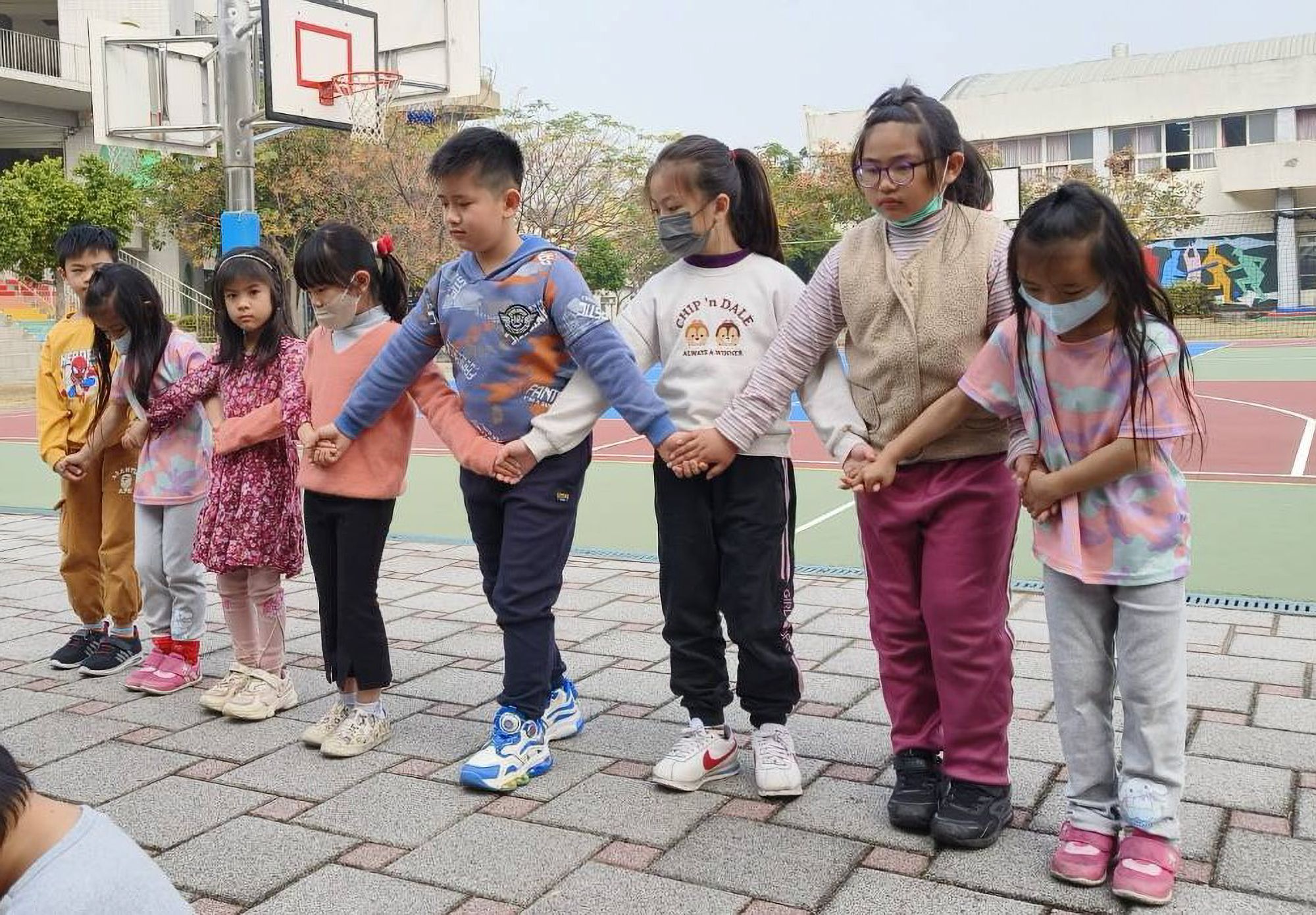 臺中市北勢國小教導學生跳傳統族語舞蹈,透過舞蹈使學生們不僅熟悉日常族語用語,也展現對文化的自信與認同