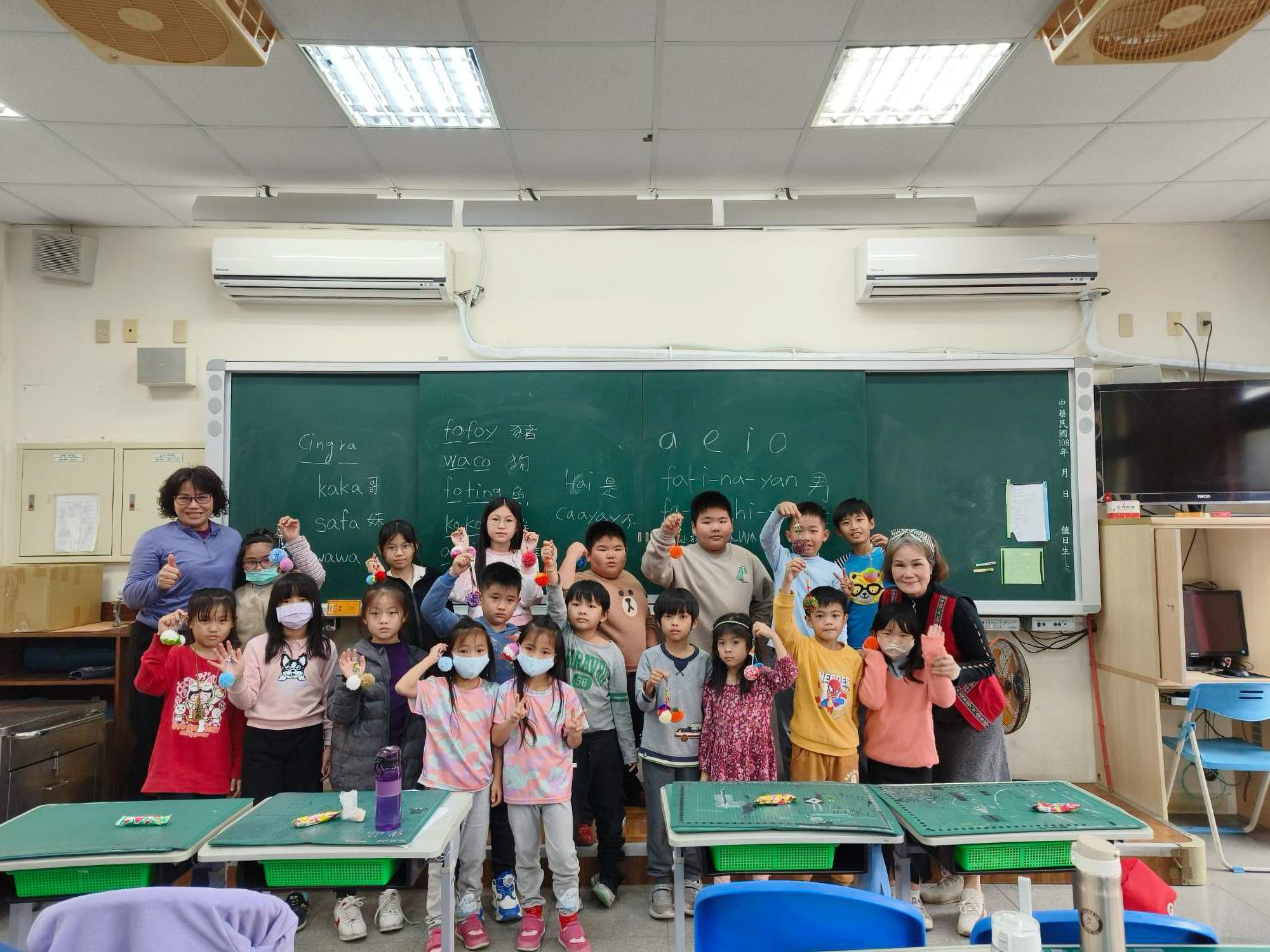 臺中市北勢國小傳統服飾DIY-毛線編織體驗,並自編專屬教材將學習與文化緊密結合