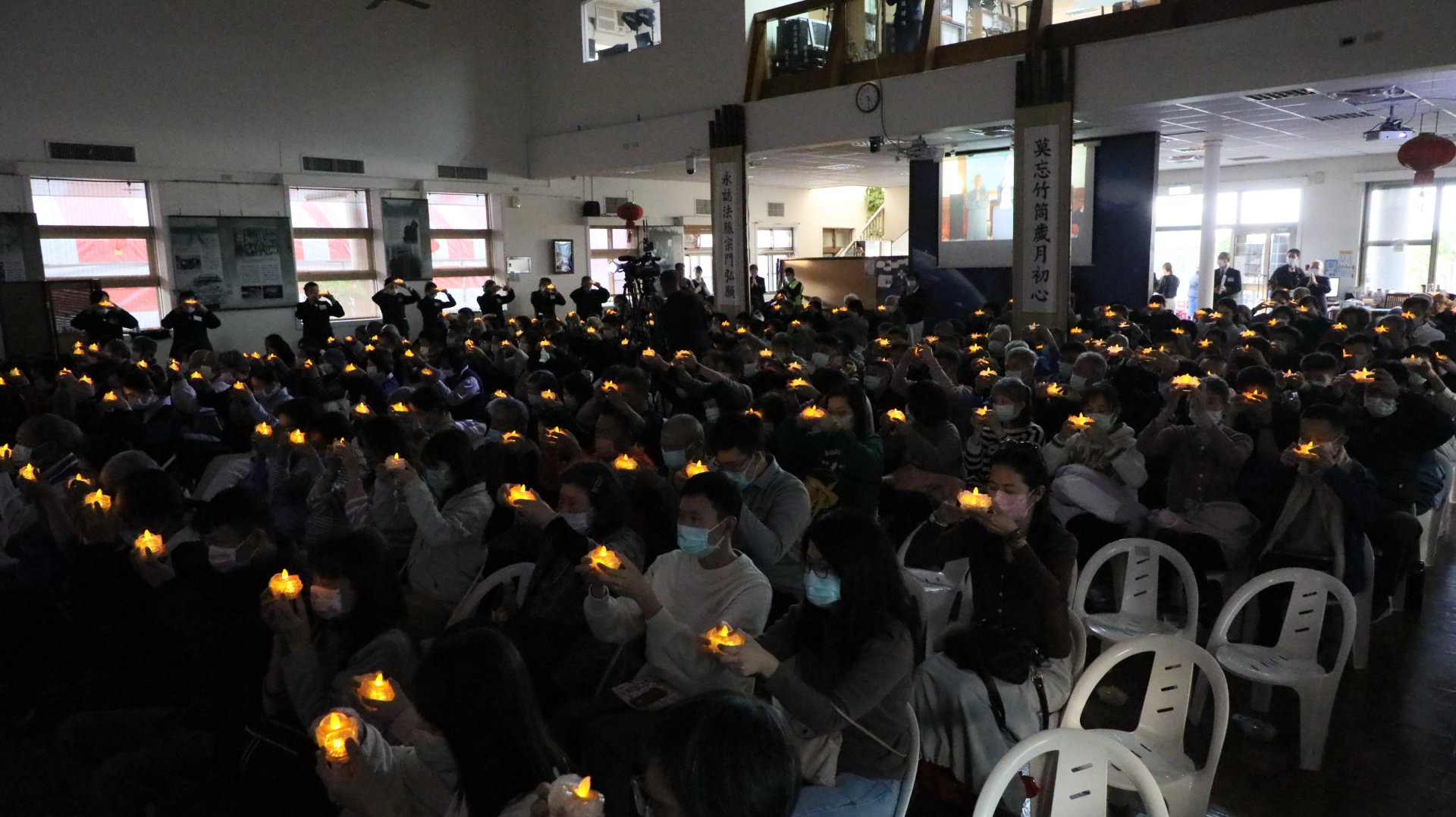 全場點亮心燈齊心祈禱