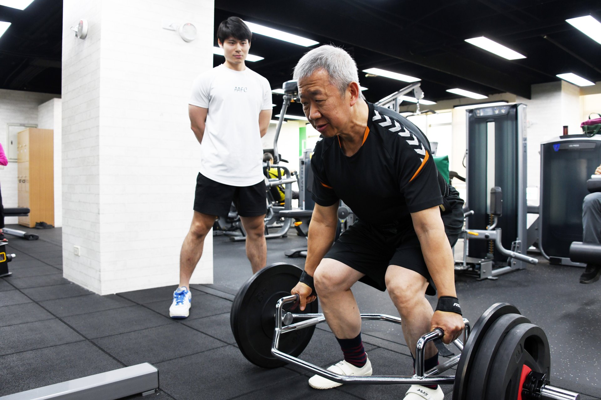 洪英俊醫師首次挑戰200公斤的硬舉,也是他平時運動為自己設定的年度目標。