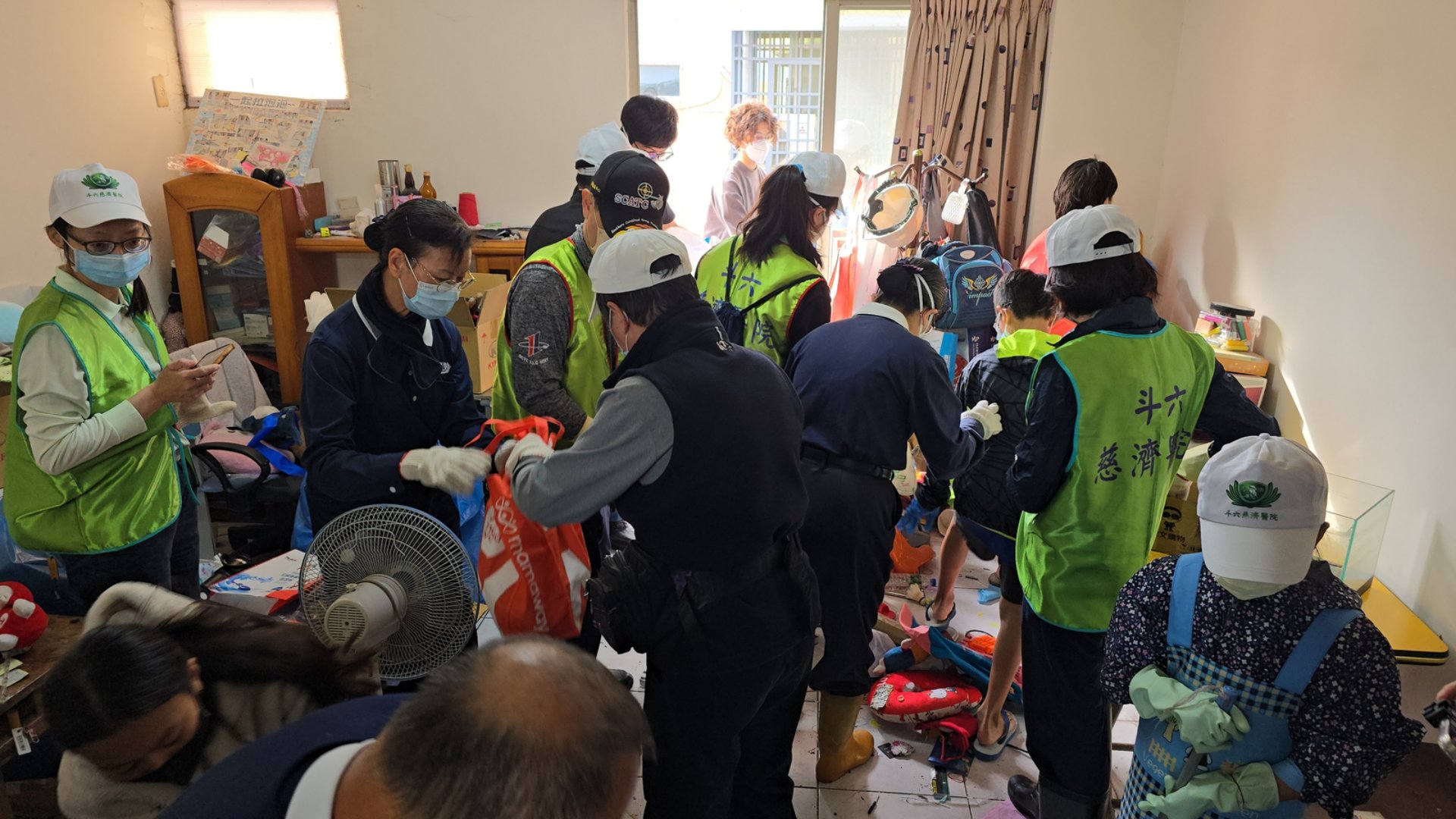 斗六慈濟醫院同仁與志工一起協助單親媽媽整理住家環境