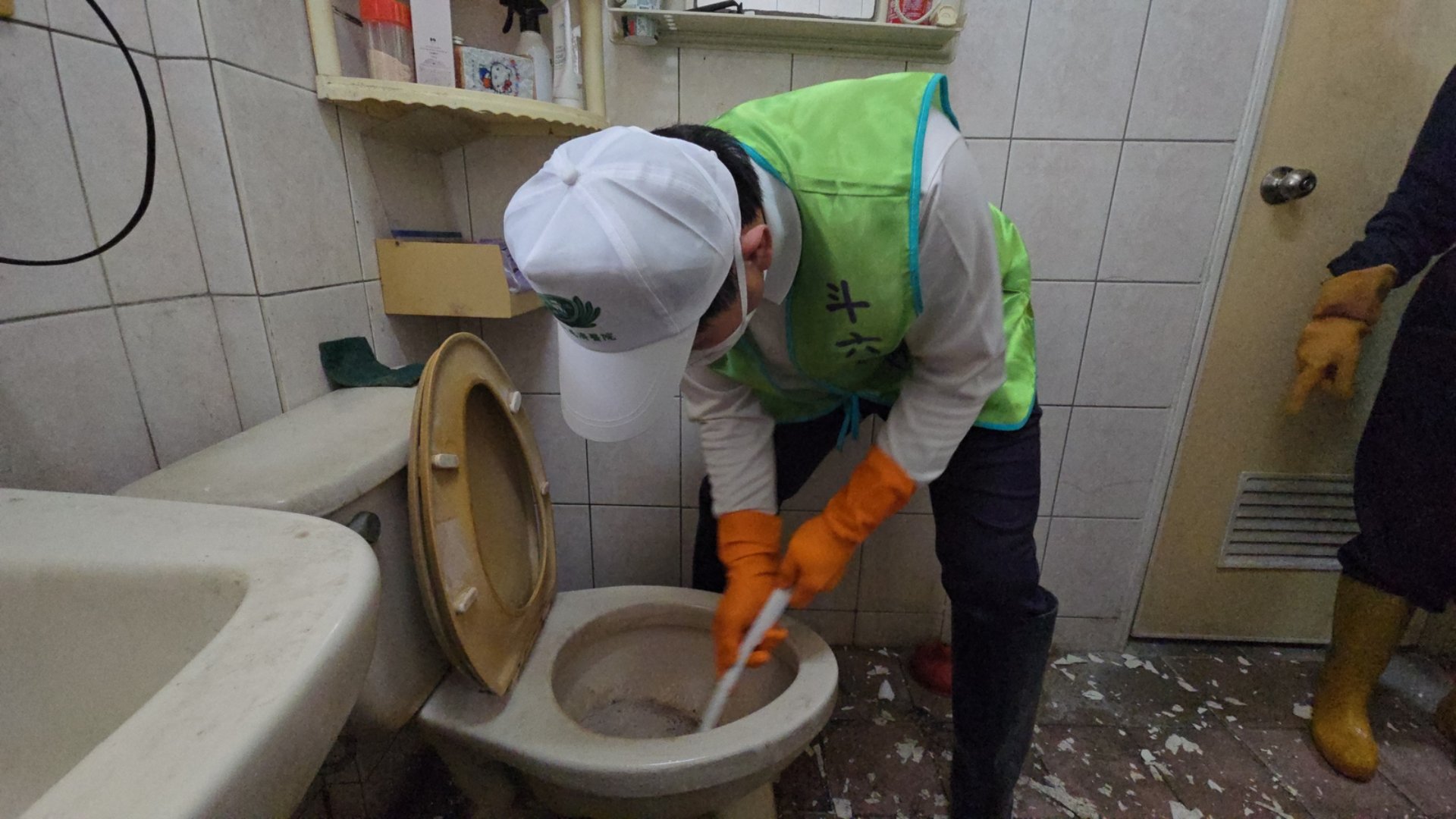 簡瑞騰院長帶頭清掃，連廁所都刷得乾乾淨淨