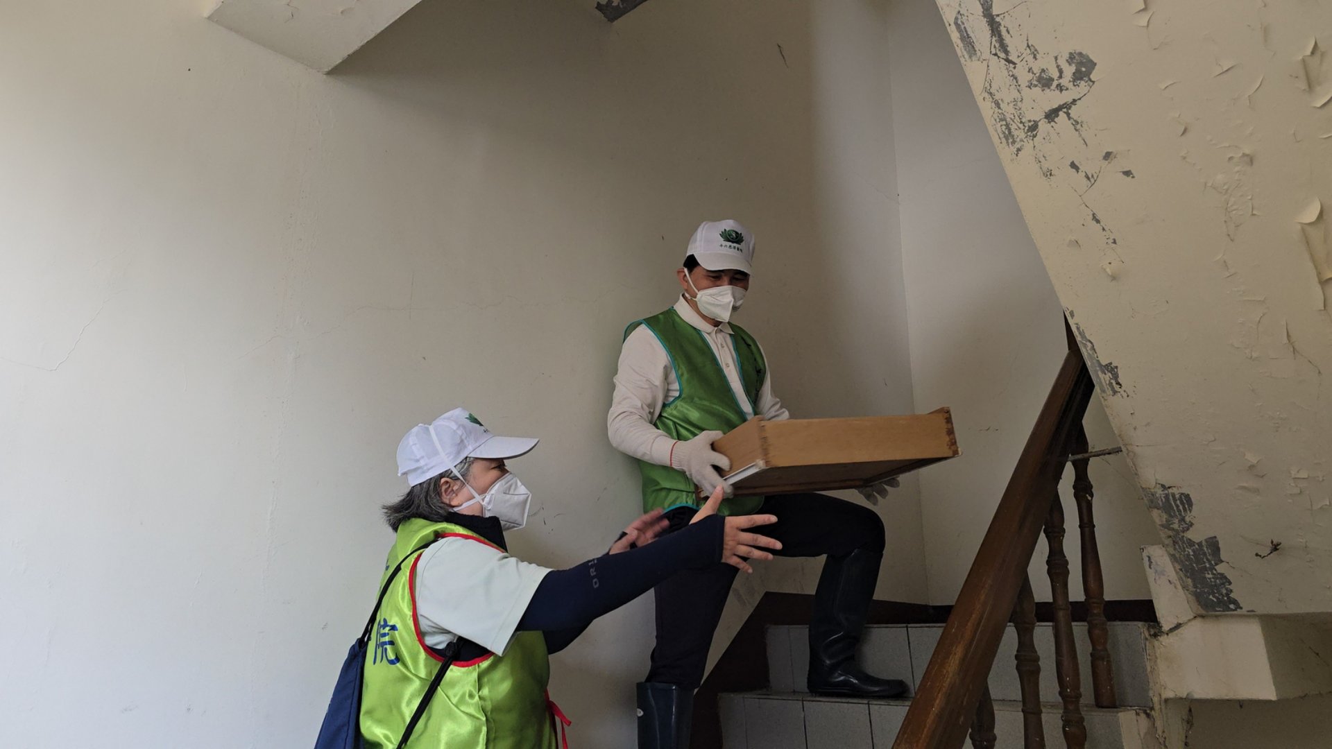 簡瑞騰院長與同仁合力清理屋內物品