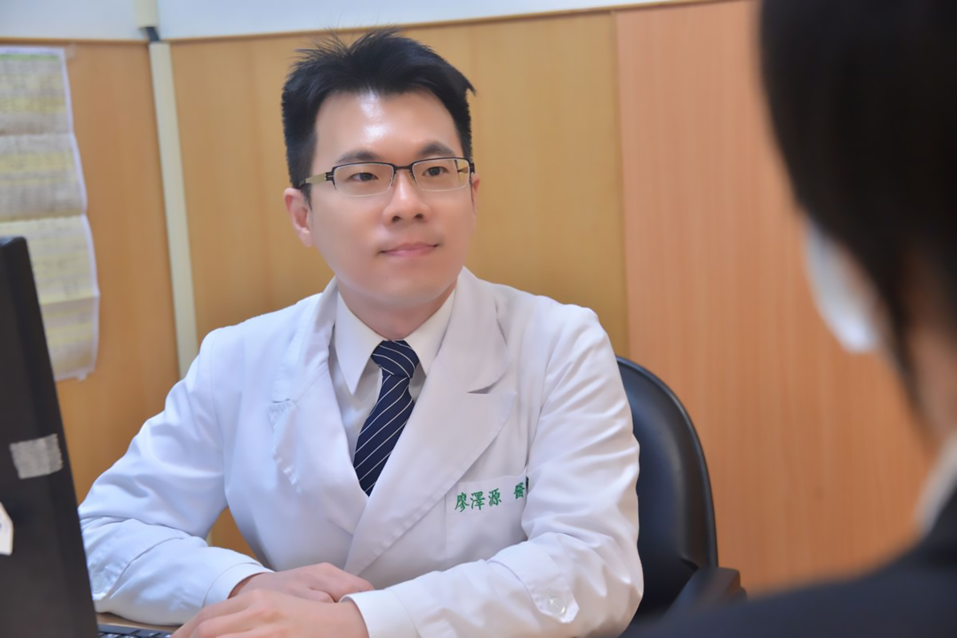 廖澤源醫師看診示意照。