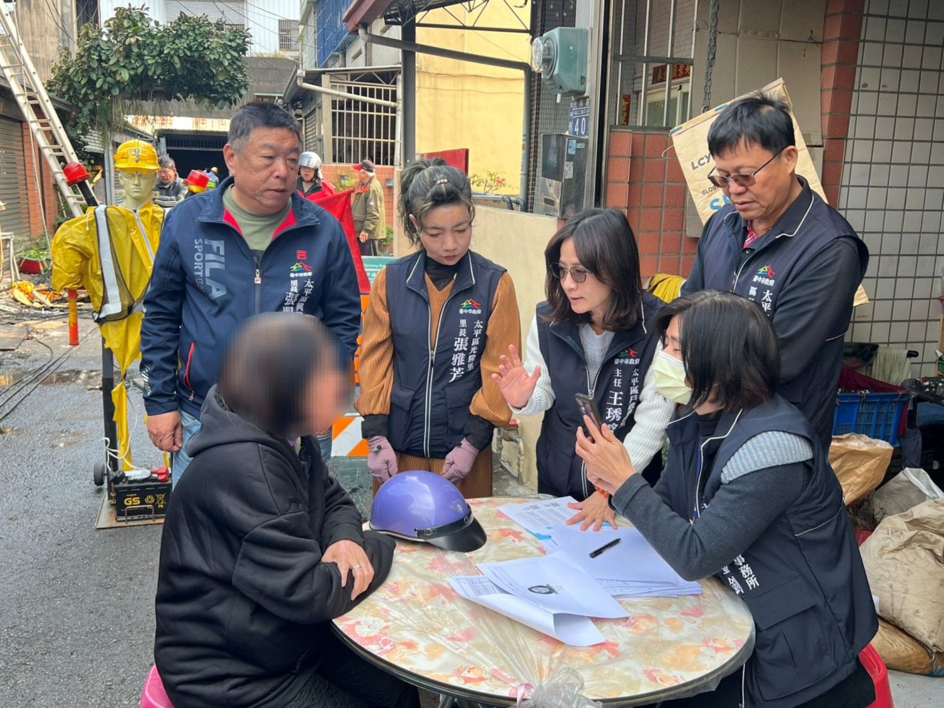 太平戶所主任王琇昤-右三-今早率同團隊前往現場-設立行動戶政窗口-協助民眾補辦證件