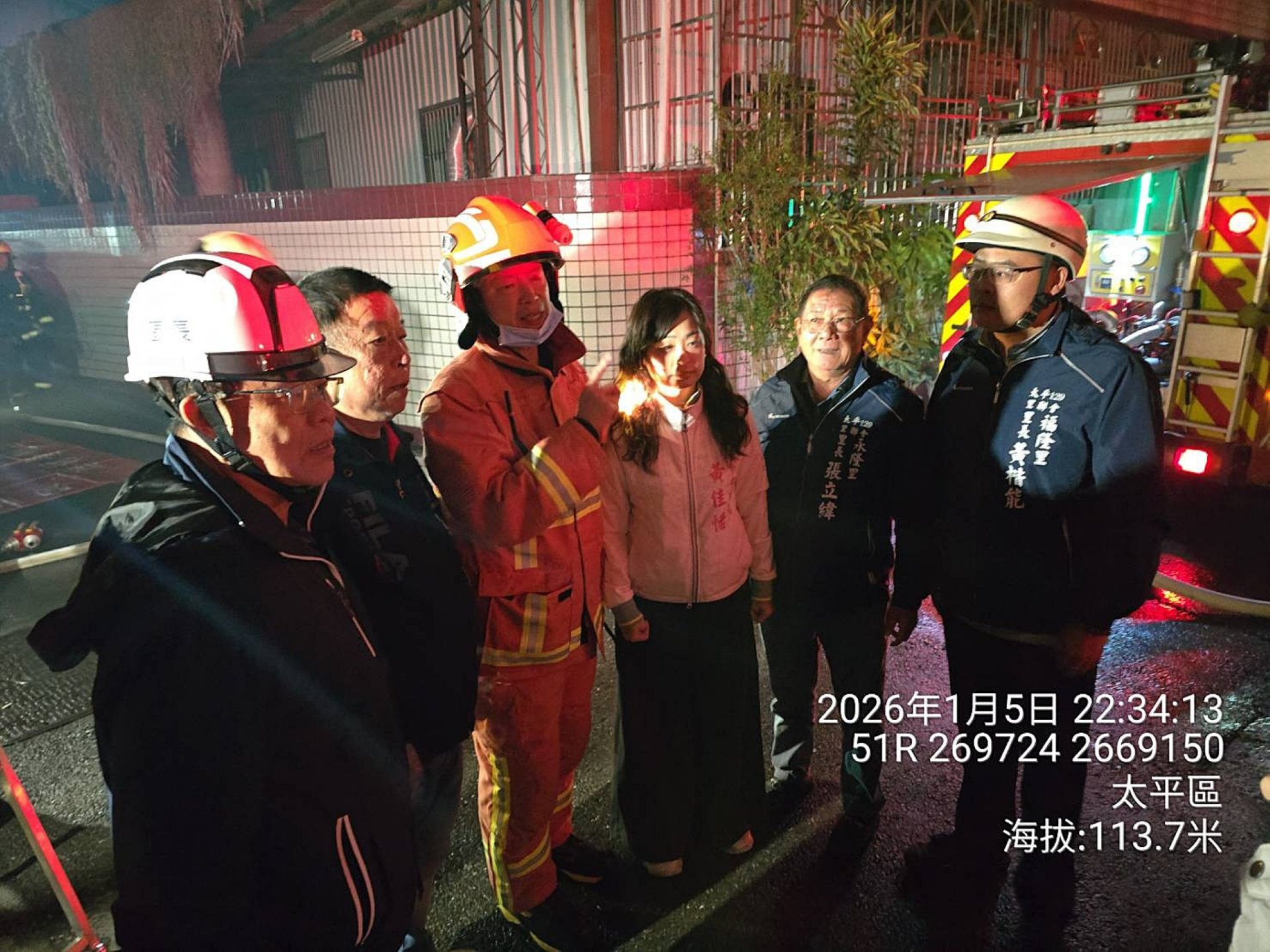 太平區長-右一-市議員黃佳恬-左三-及在地里長第一時間趕赴現場關心