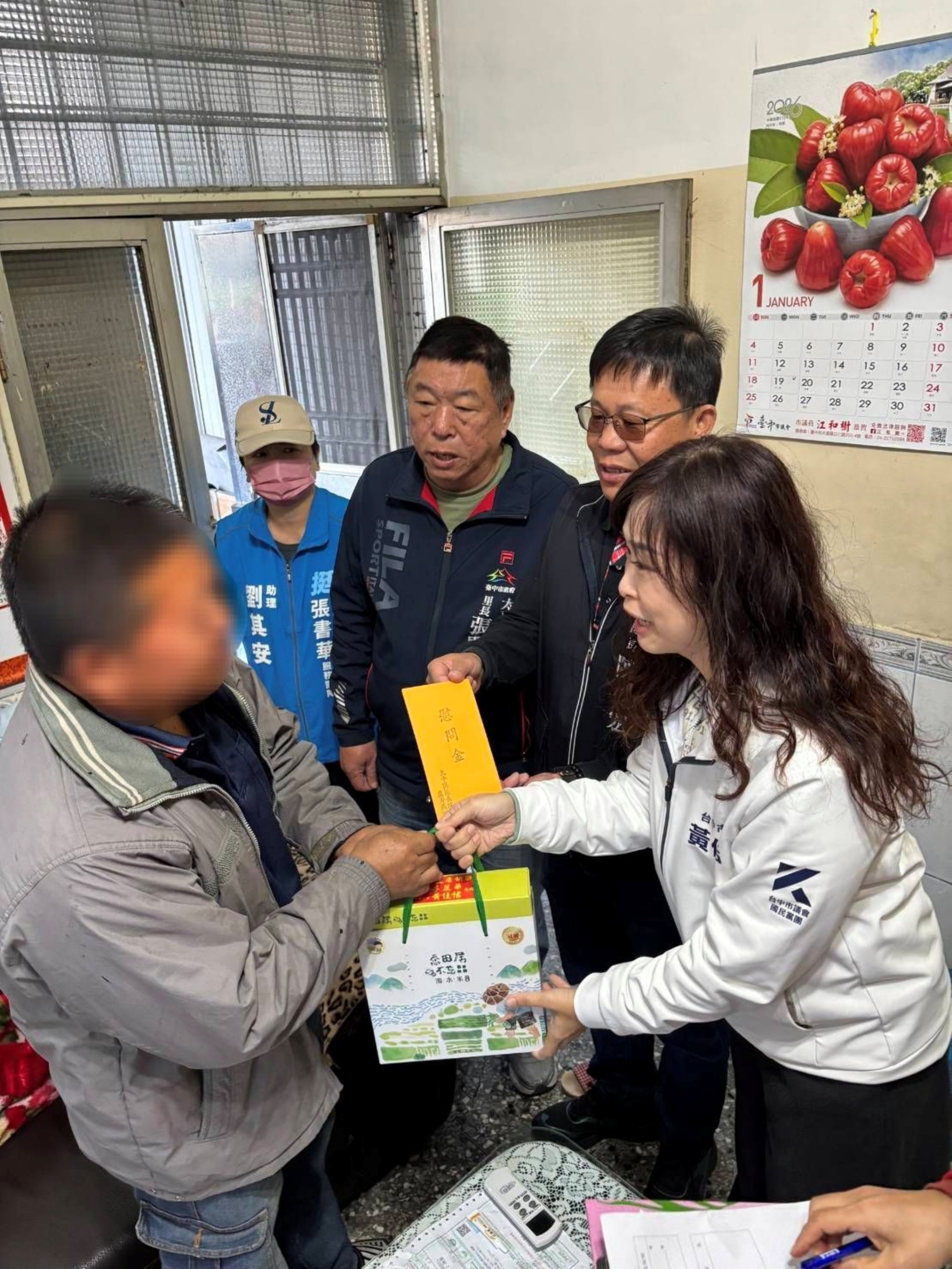 陳區長-黃議員偕同興隆里長張閔南前往慰問因救災及疏散過程中受傷的民眾