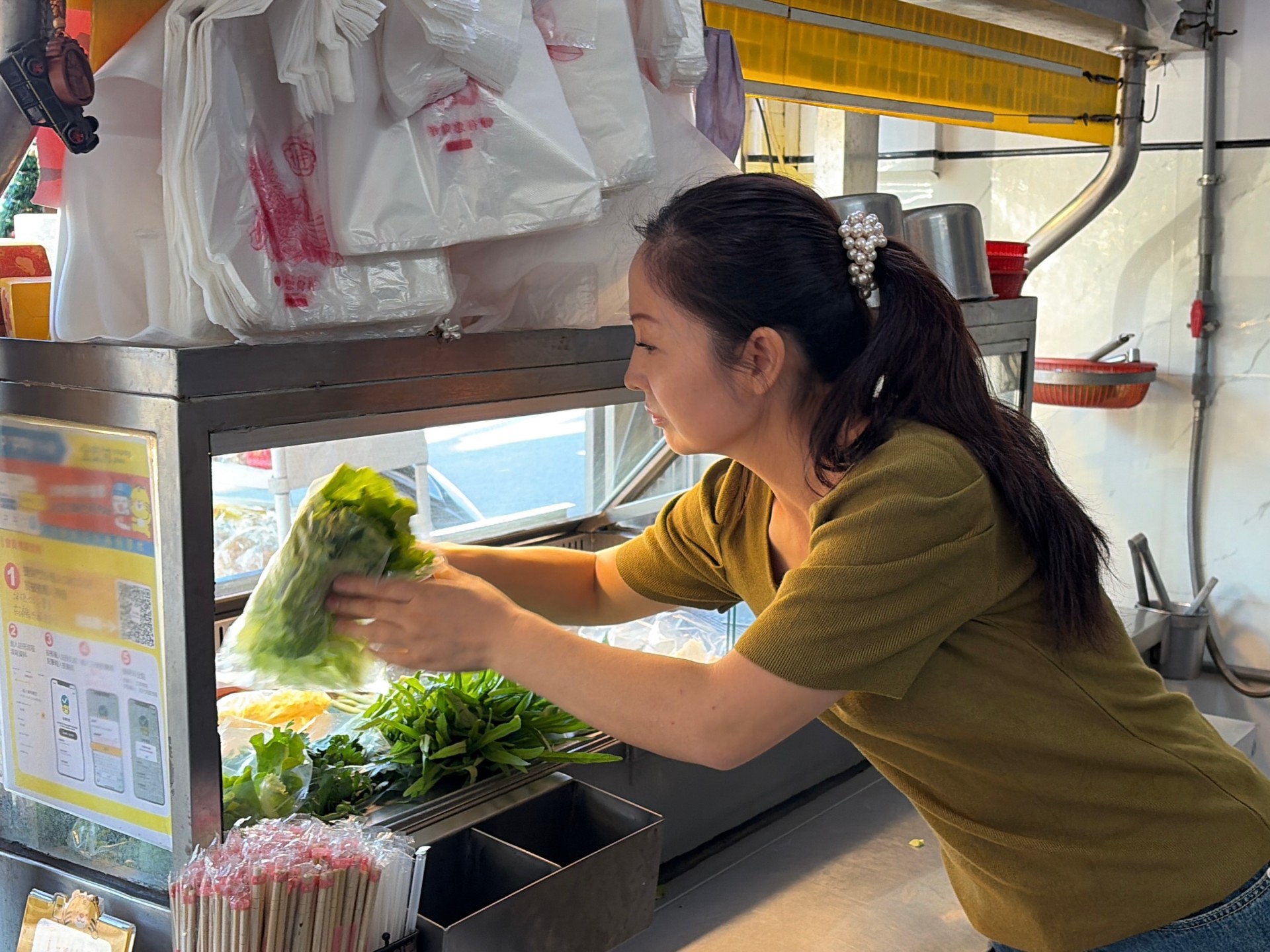每天新鮮採買的食材及滷汁的比例每一個步驟都蘊藏著她獨特的人情味與家鄉味。