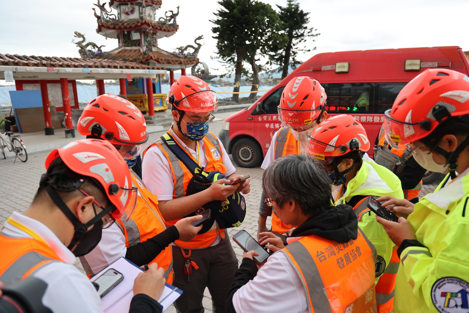 社團法人台灣災難醫療隊發展協會身經百戰，全副武裝抵達災點後馬上回報災難醫療隊協調運作中心（DMAT-CC）」。