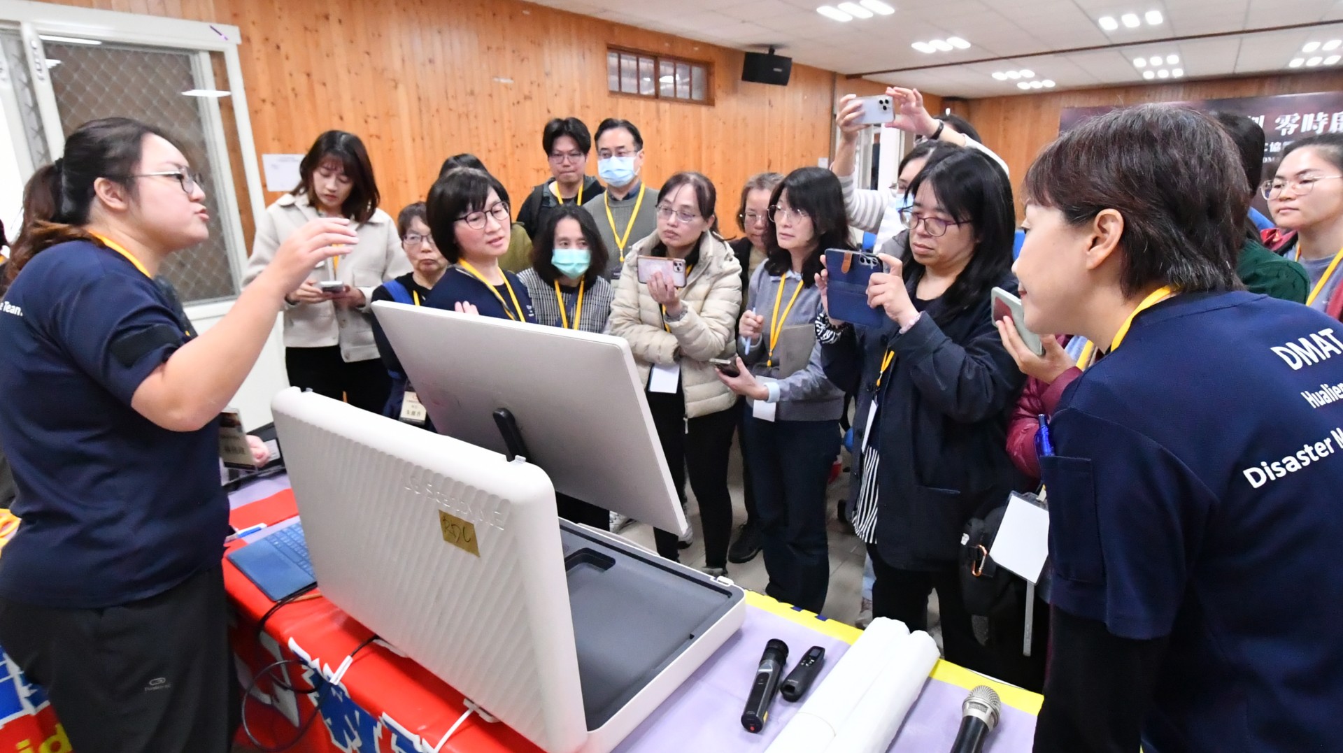 全國醫政科聯隊群聚請教賴佩芳醫師率領的東區災難醫療應變中心與縣府衛生局，了解iDMAT系統運作。