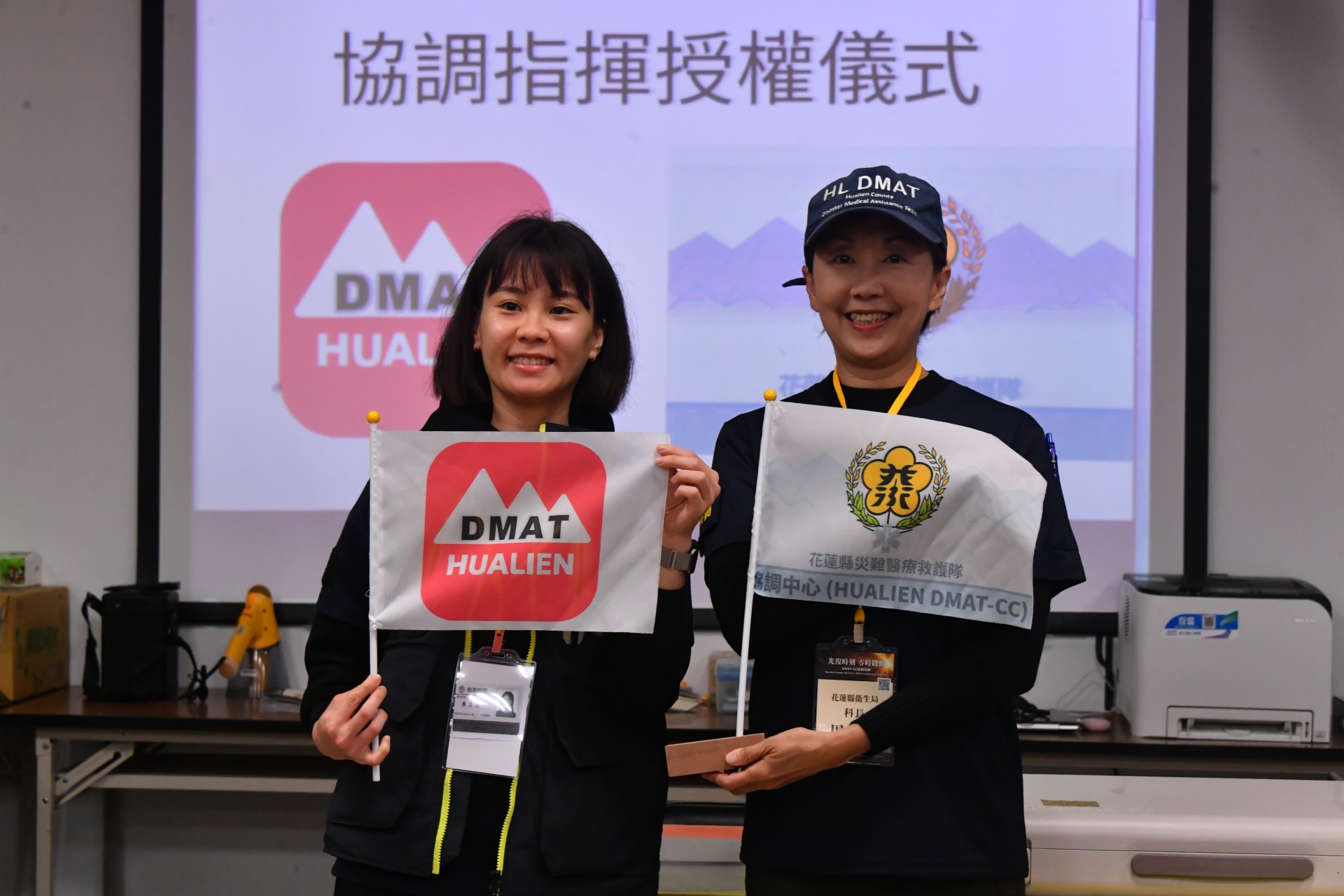 第二日演練，由花蓮縣衛生局醫政科周傳慧科長進行協調指揮授權儀式，分別授權各災難醫療隊成為協調中心。圖為花蓮縣災難醫療隊領隊廖昱淇由接下DMAT-CC任務。