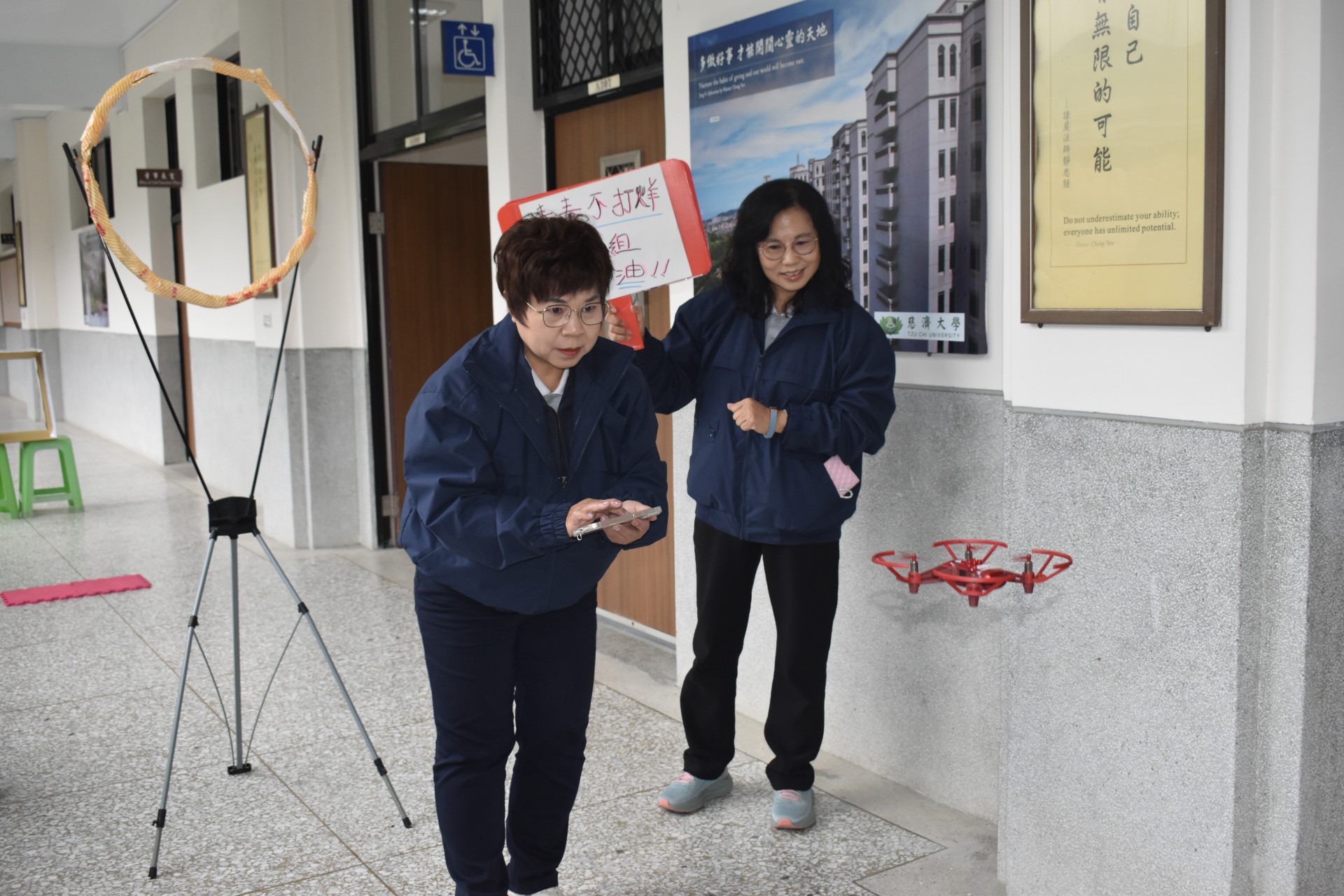 第三人生大學學生操作無人機