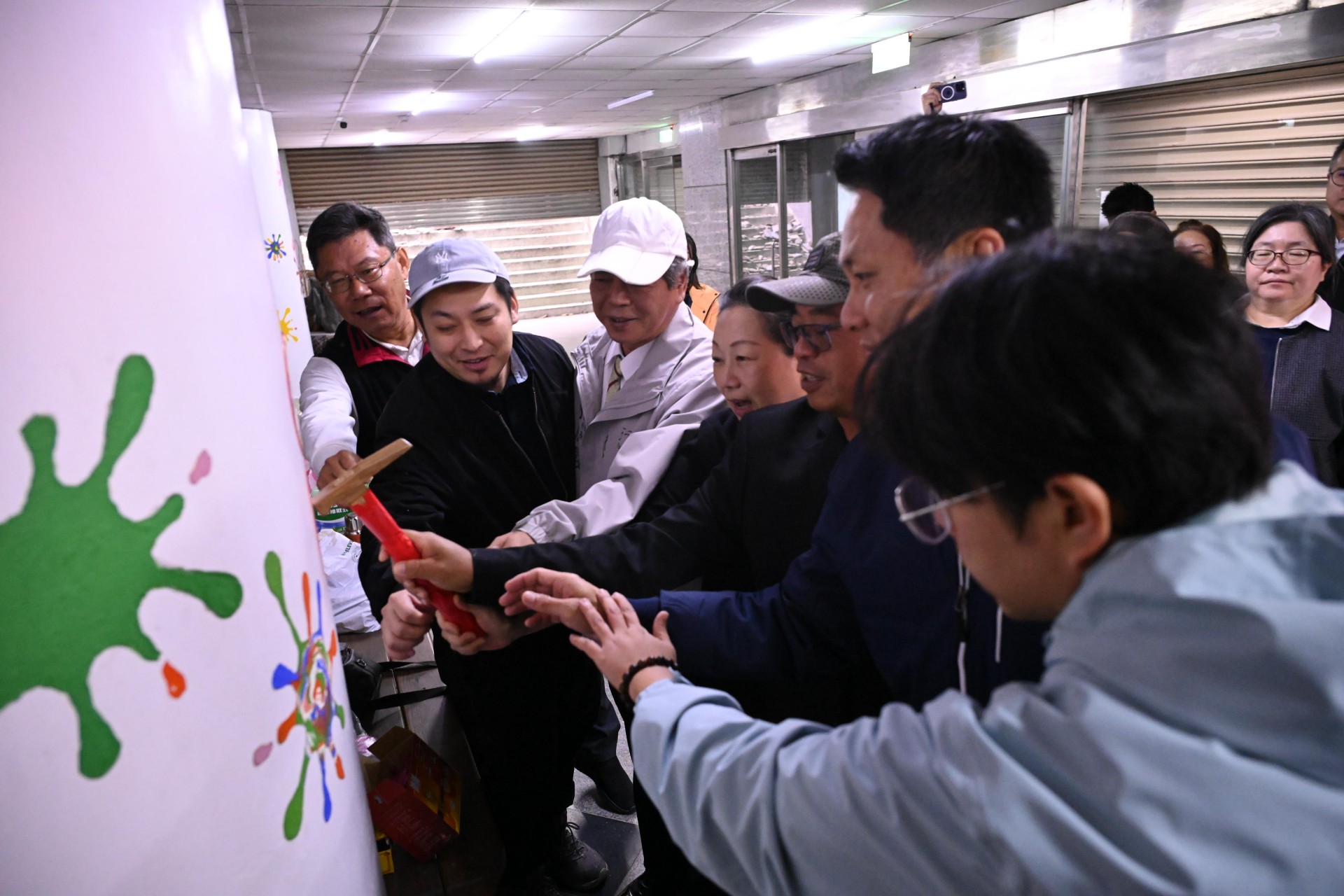 動土象徵性持鐵鎚敲柱子