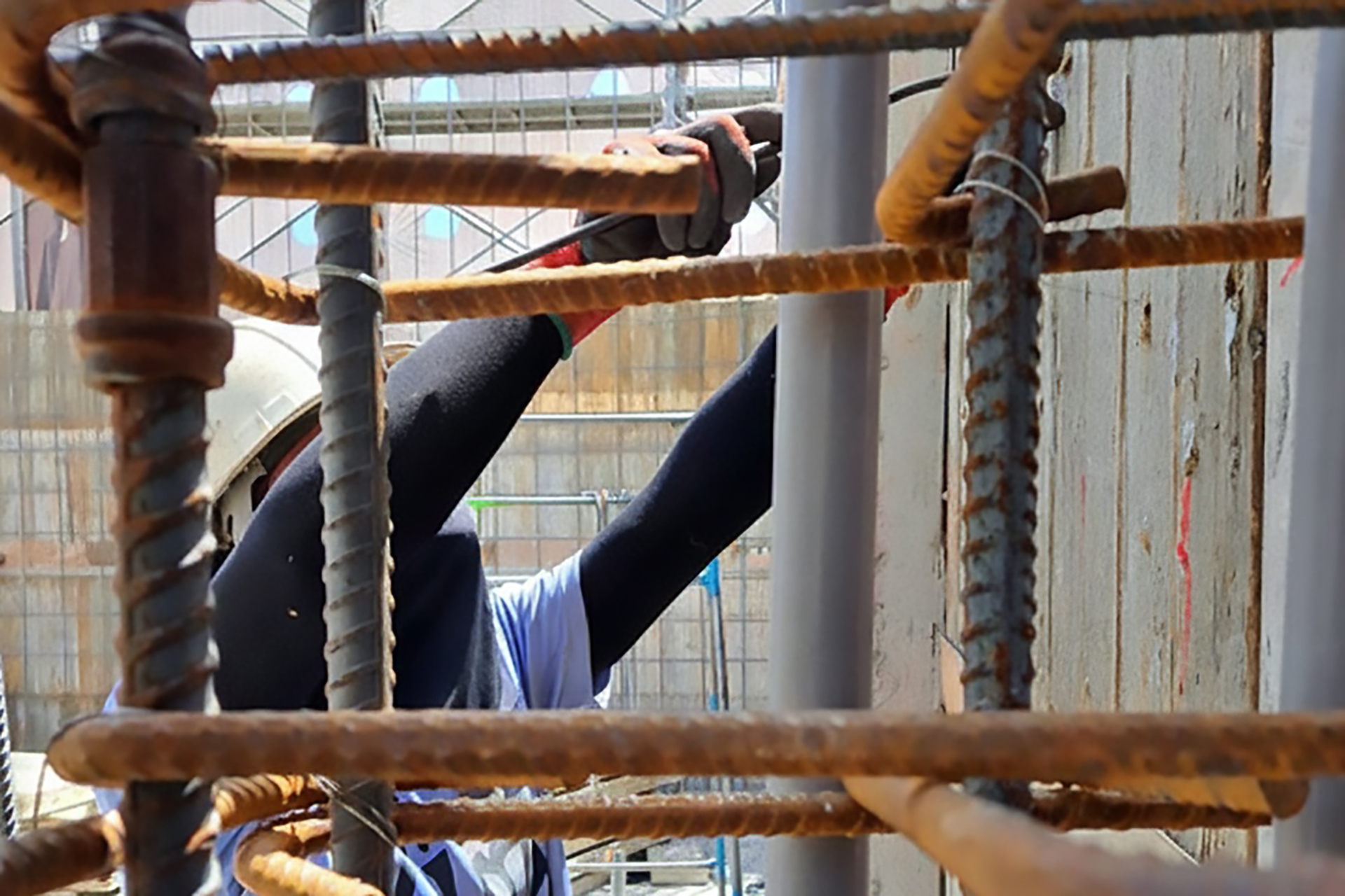 在門檻低、替代性高的勞務型工作中，孩子往往缺乏勞健保與穩定保障，卻承擔與成人無異的風險與責任。