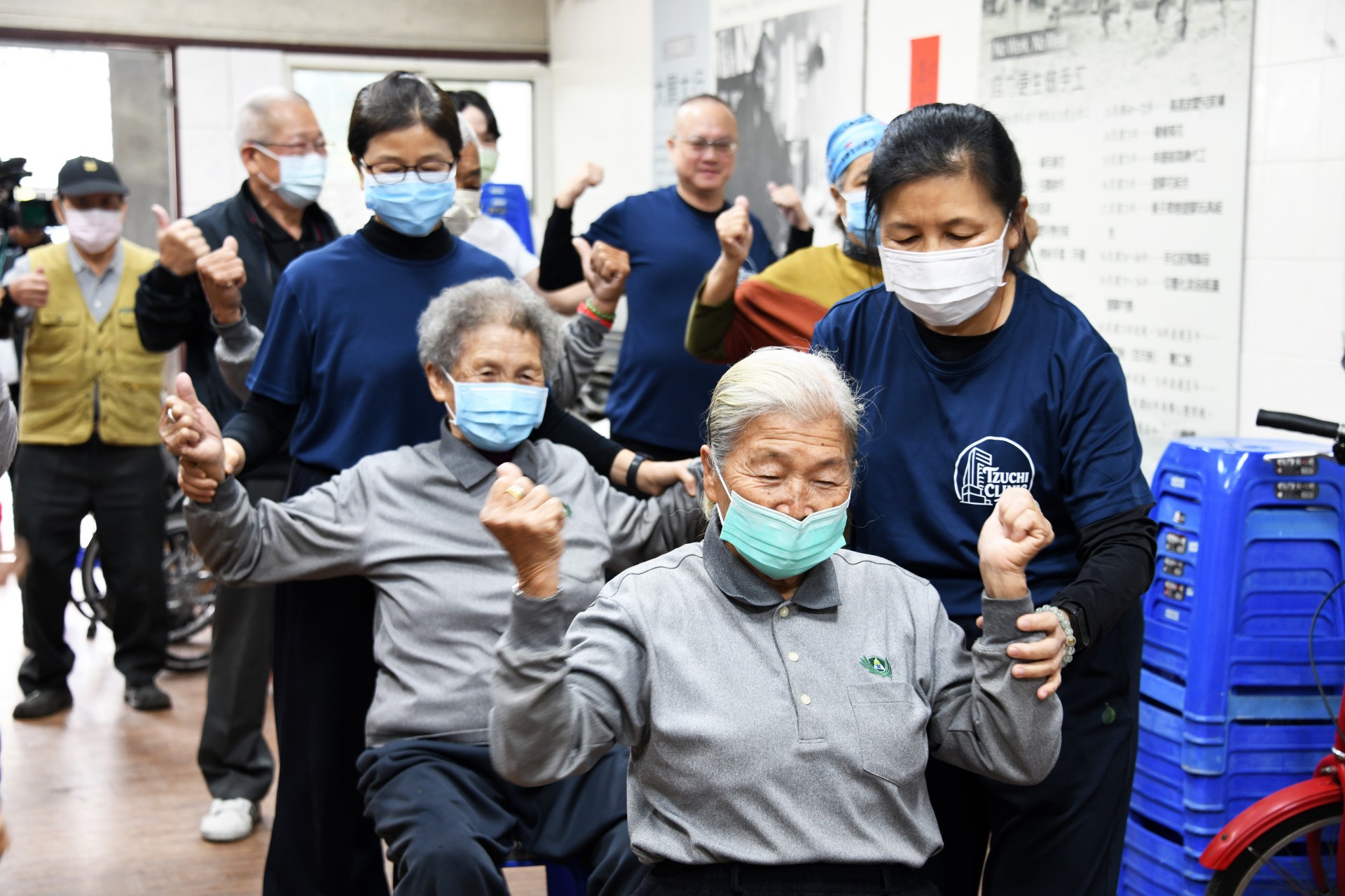 身為種子教師之一的吳幸娟師姊(右一)分享，她深受蔡任弼主任「要照顧環保志工健康」的理念感動而投入培訓。