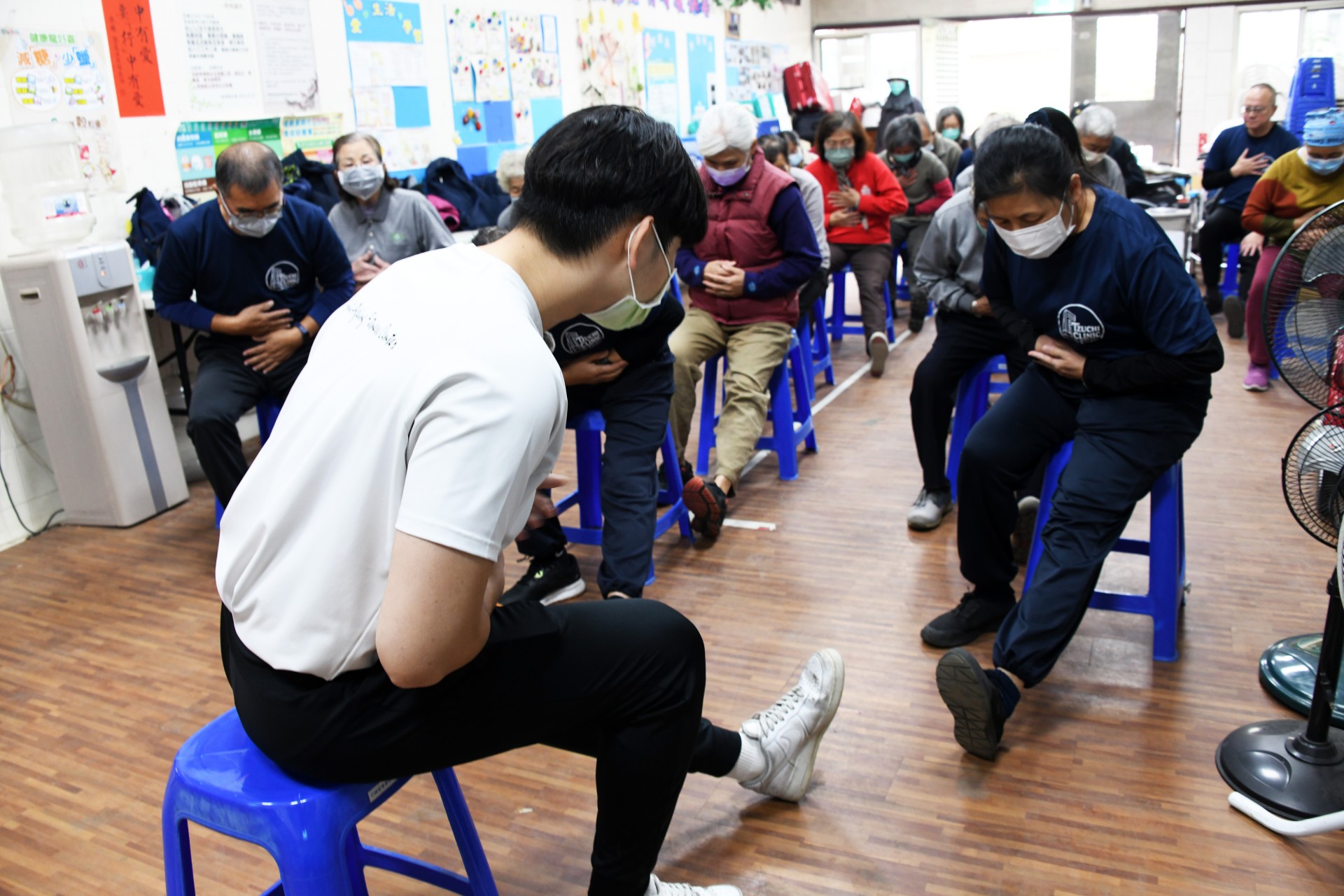 教練王彥翔帶動志工做肌力運動