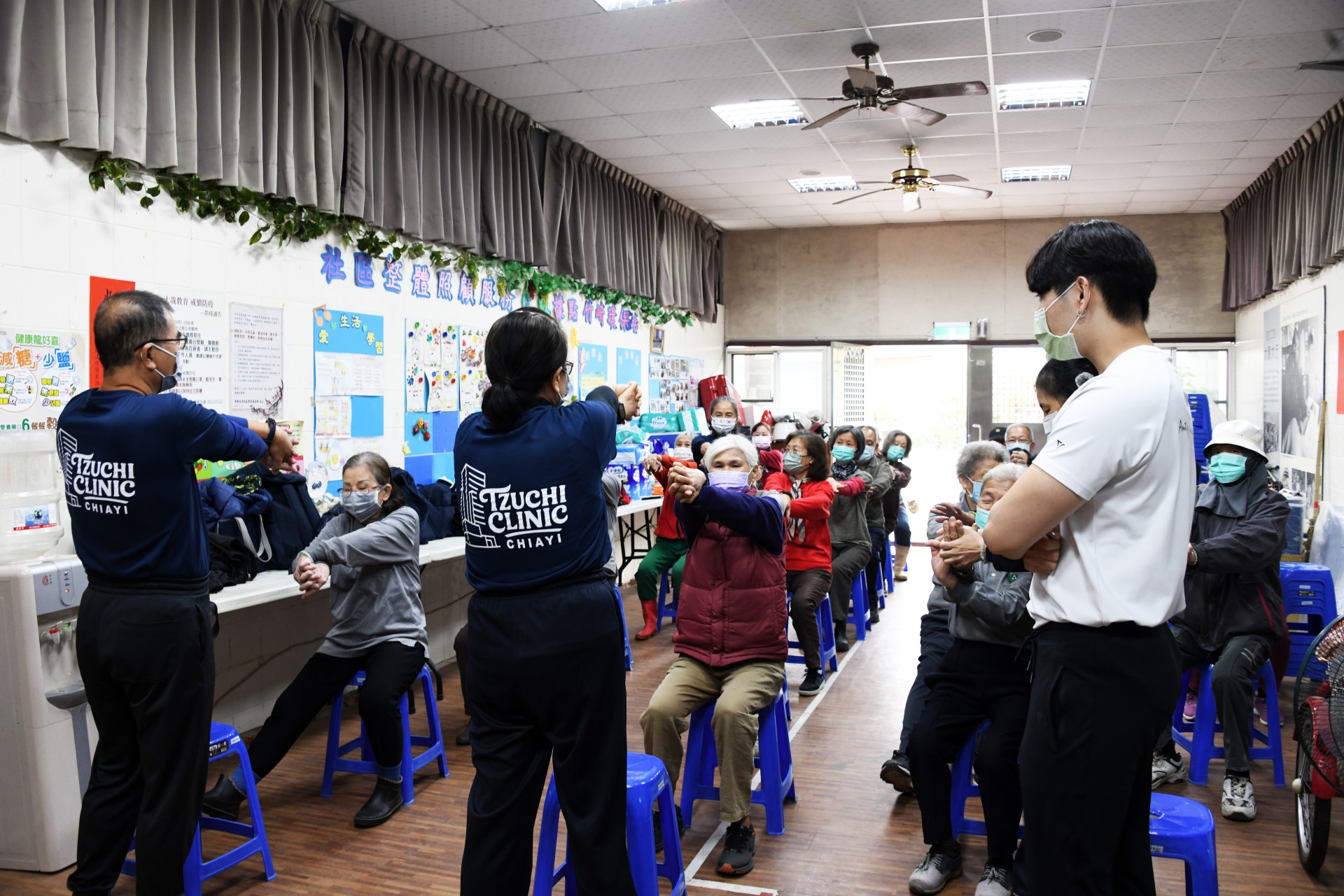 教練王彥翔陪同種子教師進入環保站帶領課程，給予信心並即時指導，不僅能改善工作時的不適，也有助於提升生活機能與心理健康。