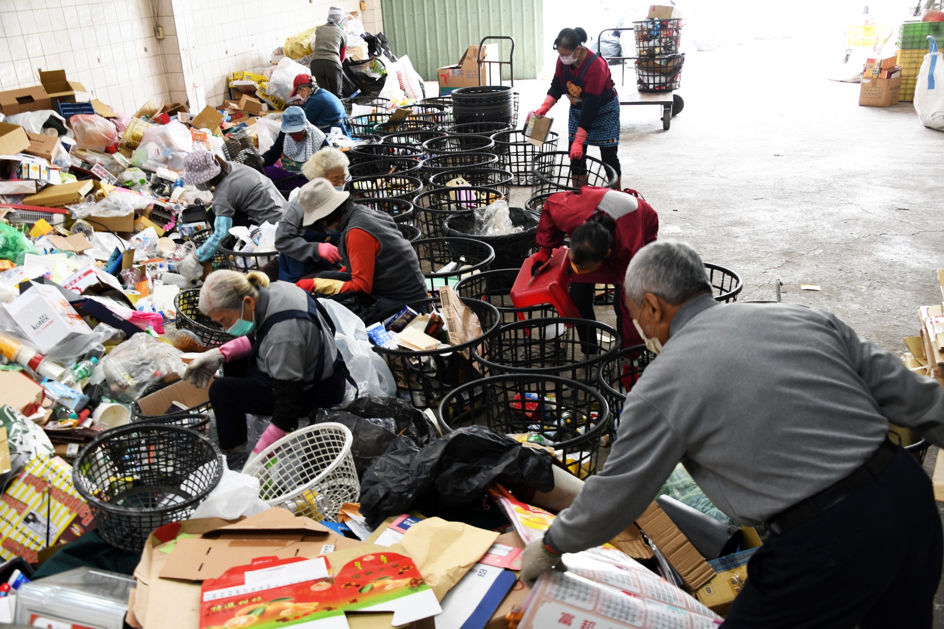 長期投入資源回收的慈濟環保志工，默默為地球付出