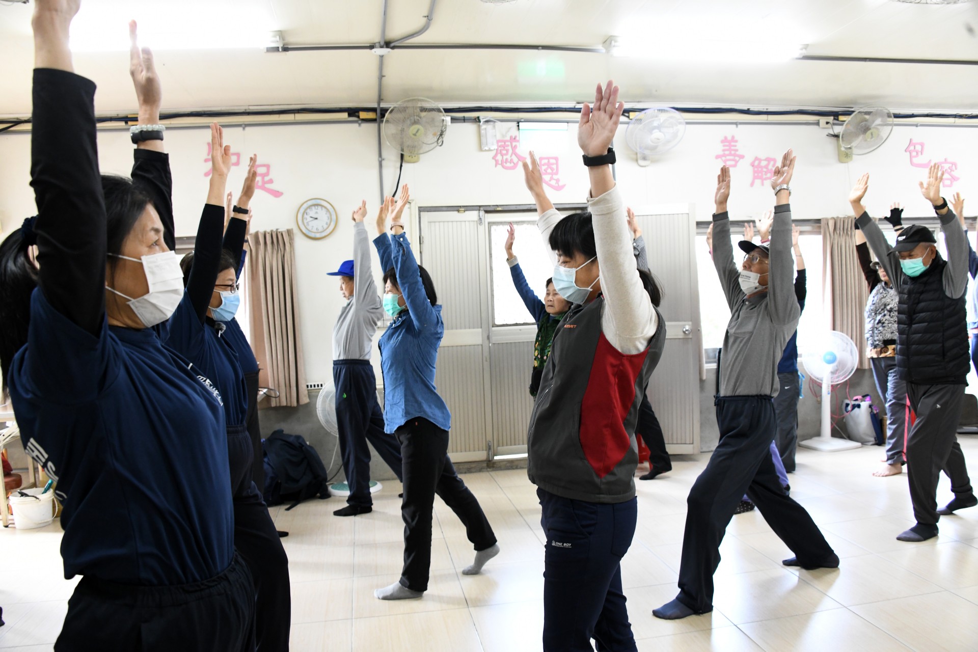 嘉義慈濟診所培訓之種子教師進入環保站，帶動高齡志工進行肌力訓練與健康運動。