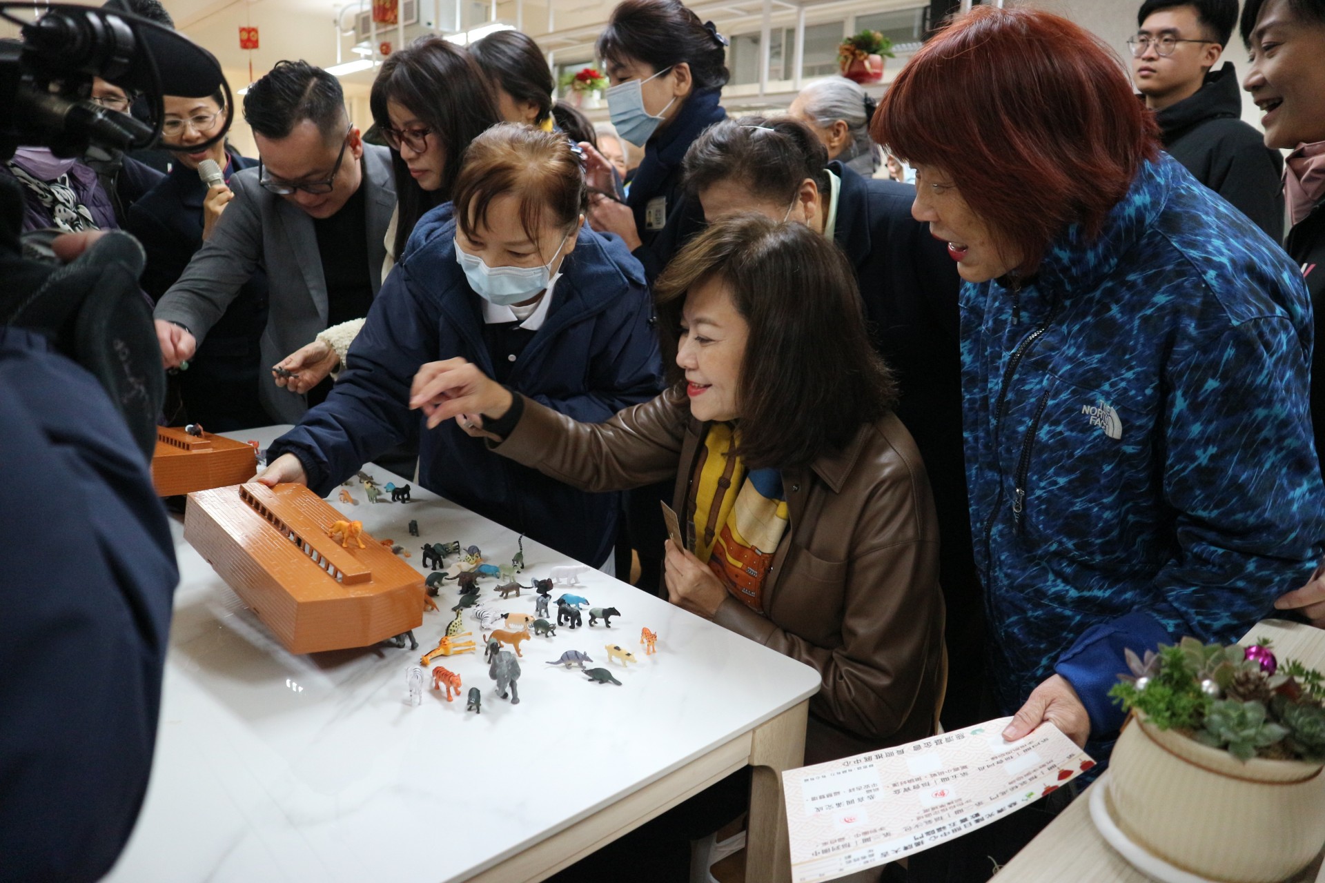 邀請今日出席的貴賓體驗適合長者同樂的遊戲關卡