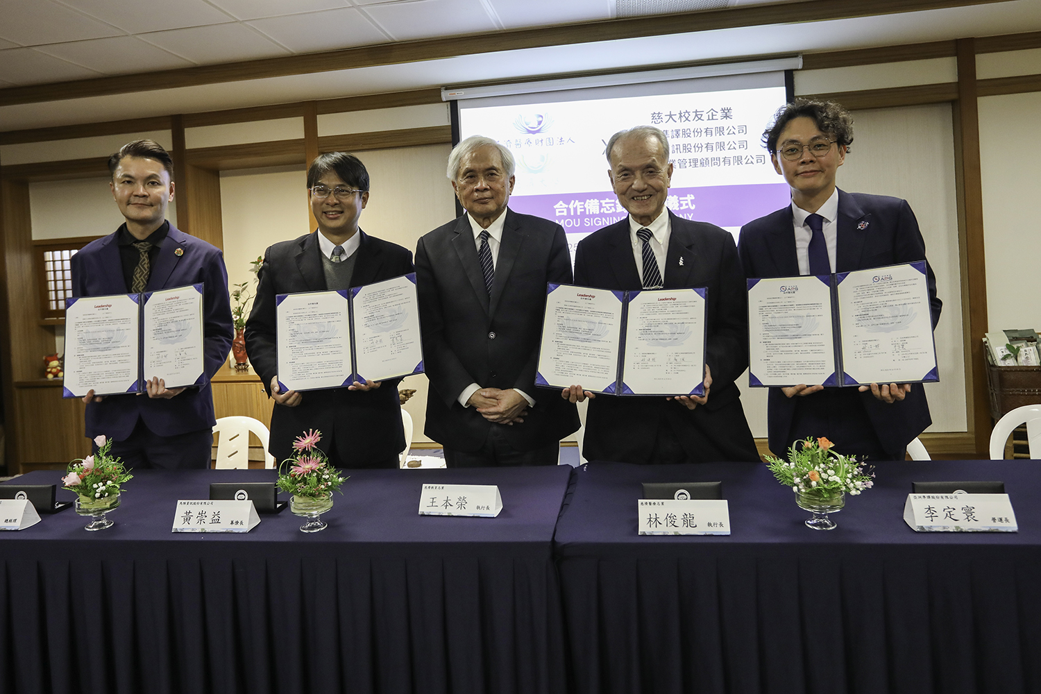 結合慈濟志業與校友資源,提供學生多元的職場見習機會。