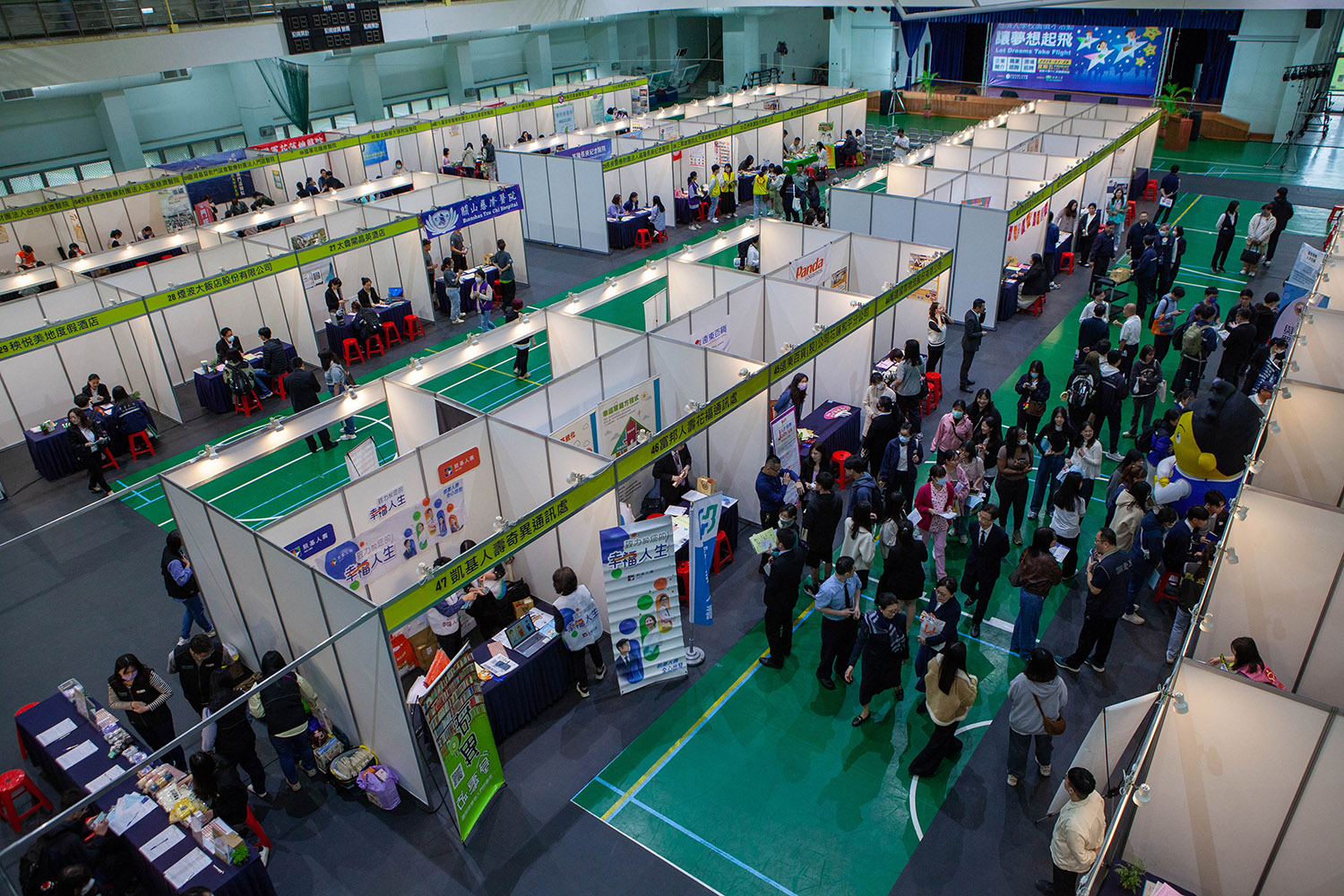 每年舉辦就業博覽會,提供平台求職平台給畢業生。