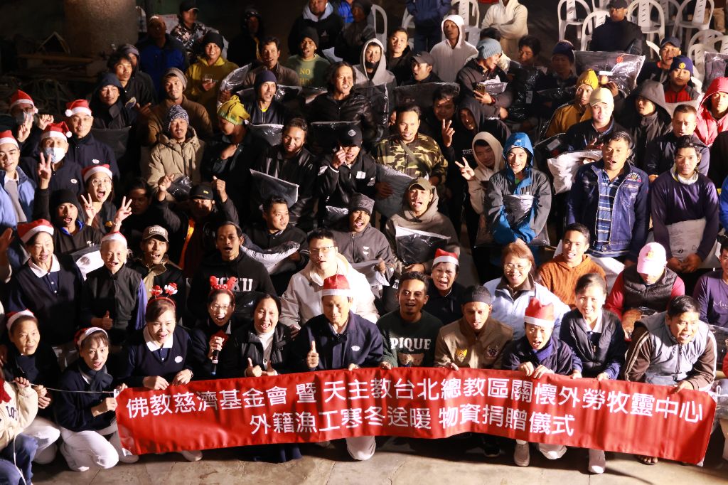 漁人碼頭物資發放活動，匯集不同國籍的漁工、外籍學生、神父、修女、志工共聚一堂，愛與關懷之情，跨越語言、宗教，化作溫暖，滋養每一顆心靈。