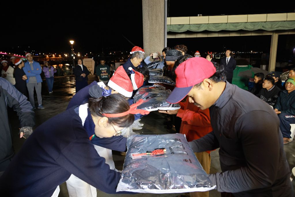 連續六年，天主教臺北總教區關懷外勞牧靈中心攜手慈濟志工，在淡水漁人碼頭舉辦物資發放，關懷外籍漁工。