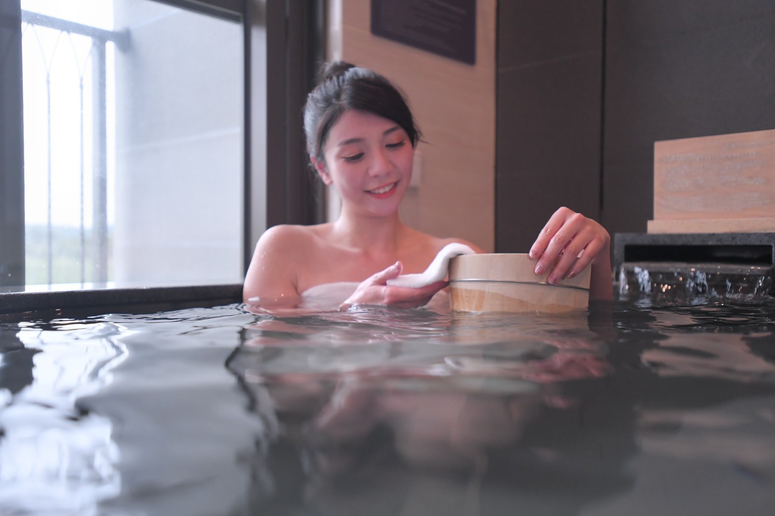 黃亮凱醫師建議,入池前先讓身體適應水溫,水溫控制在攝氏40度左右,單次泡湯時間不宜超過30分鐘,且避免浸泡超過心臟部位。