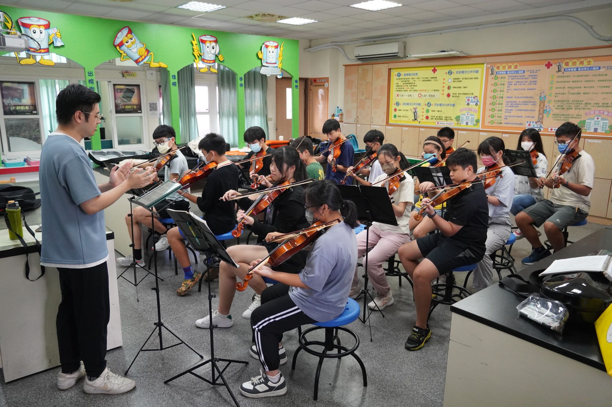 《Sistema Taiwan 愛樂種子公益音樂教育計畫》公益提琴課程。